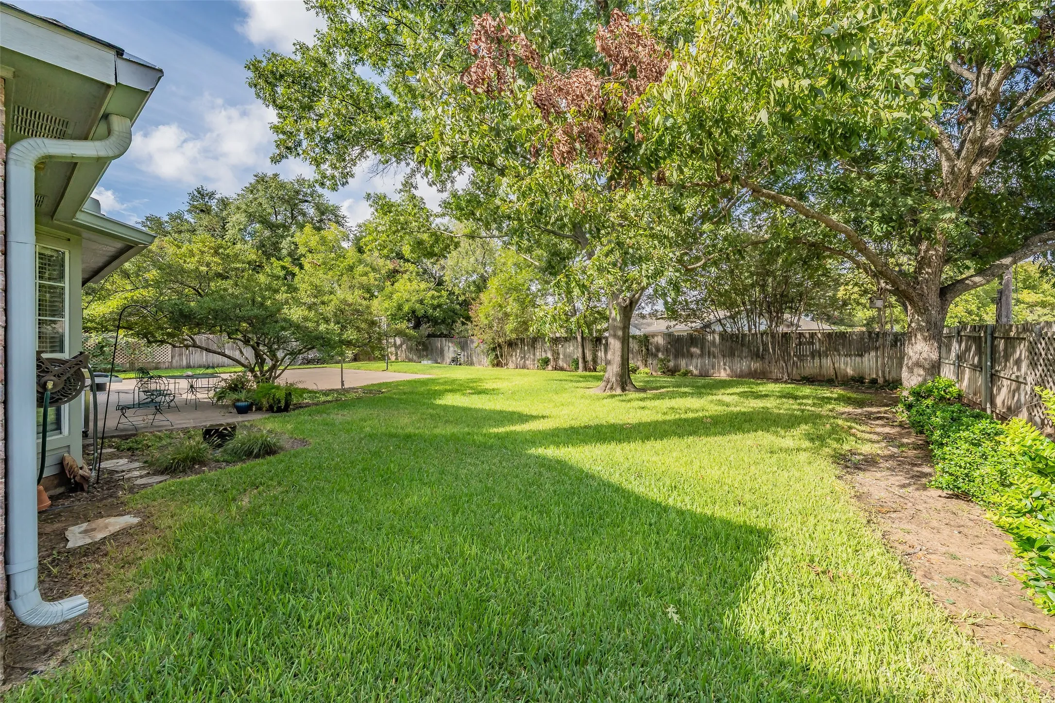 Single Family Residence For Sale in Tarrant County , 1500 Arrowhead Drive, Pantego, Texas 76013, 5 Bedroom, 4 Bathroom, 2 Garage spaces, 3,708 Sqft, built in 1988, mls#21368954, Real Estate Agent in Pantego, Homes For Sale in Tarrant county, Homes For Sale in Pantego, Realtor in Pantego Texas, Real Estate Brokerage Independent Realty Texas, Luminita Cordes Realtor