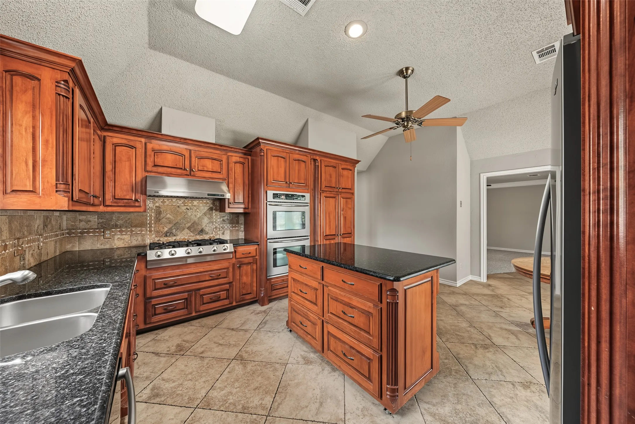 Single Family Residence For Sale in Tarrant County , 1500 Arrowhead Drive, Pantego, Texas 76013, 5 Bedroom, 4 Bathroom, 2 Garage spaces, 3,708 Sqft, built in 1988, mls#21368954, Real Estate Agent in Pantego, Homes For Sale in Tarrant county, Homes For Sale in Pantego, Realtor in Pantego Texas, Real Estate Brokerage Independent Realty Texas, Luminita Cordes Realtor