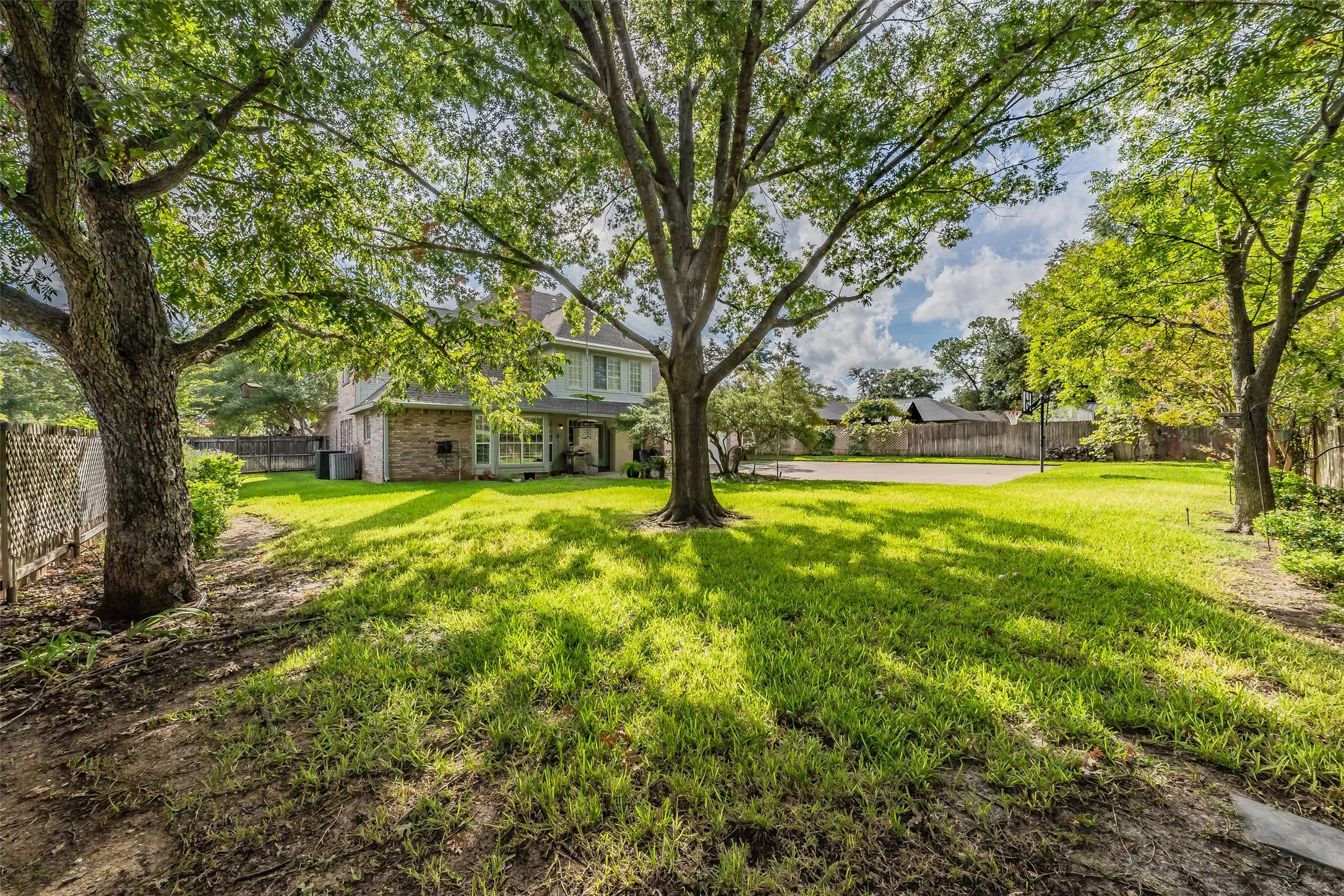 Single Family Residence For Sale in Tarrant County , 1500 Arrowhead Drive, Pantego, Texas 76013, 5 Bedroom, 4 Bathroom, 2 Garage spaces, 3,708 Sqft, built in 1988, mls#21368954, Real Estate Agent in Pantego, Homes For Sale in Tarrant county, Homes For Sale in Pantego, Realtor in Pantego Texas, Real Estate Brokerage Independent Realty Texas, Luminita Cordes Realtor