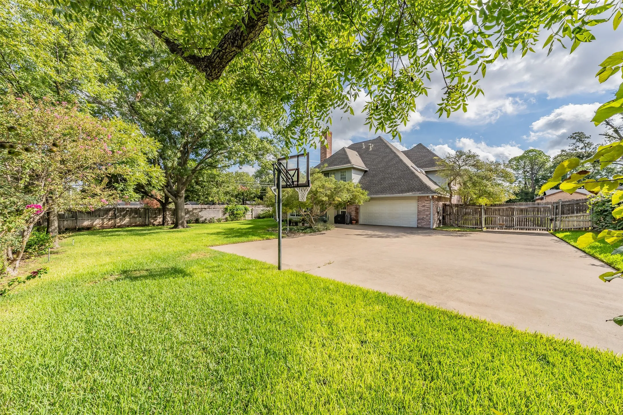 Single Family Residence For Sale in Tarrant County , 1500 Arrowhead Drive, Pantego, Texas 76013, 5 Bedroom, 4 Bathroom, 2 Garage spaces, 3,708 Sqft, built in 1988, mls#21368954, Real Estate Agent in Pantego, Homes For Sale in Tarrant county, Homes For Sale in Pantego, Realtor in Pantego Texas, Real Estate Brokerage Independent Realty Texas, Luminita Cordes Realtor