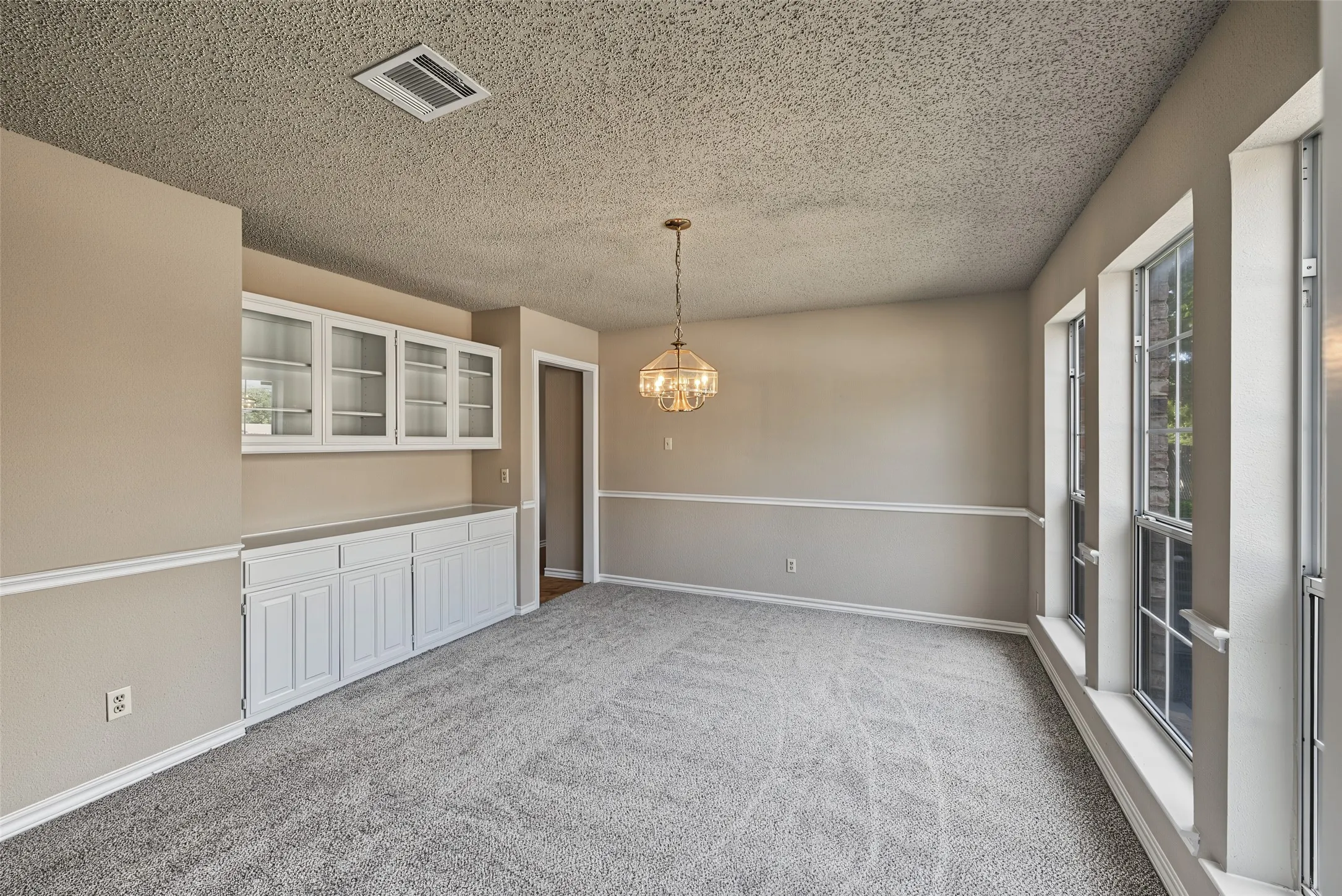 Single Family Residence For Sale in Tarrant County , 1500 Arrowhead Drive, Pantego, Texas 76013, 5 Bedroom, 4 Bathroom, 2 Garage spaces, 3,708 Sqft, built in 1988, mls#21368954, Real Estate Agent in Pantego, Homes For Sale in Tarrant county, Homes For Sale in Pantego, Realtor in Pantego Texas, Real Estate Brokerage Independent Realty Texas, Luminita Cordes Realtor