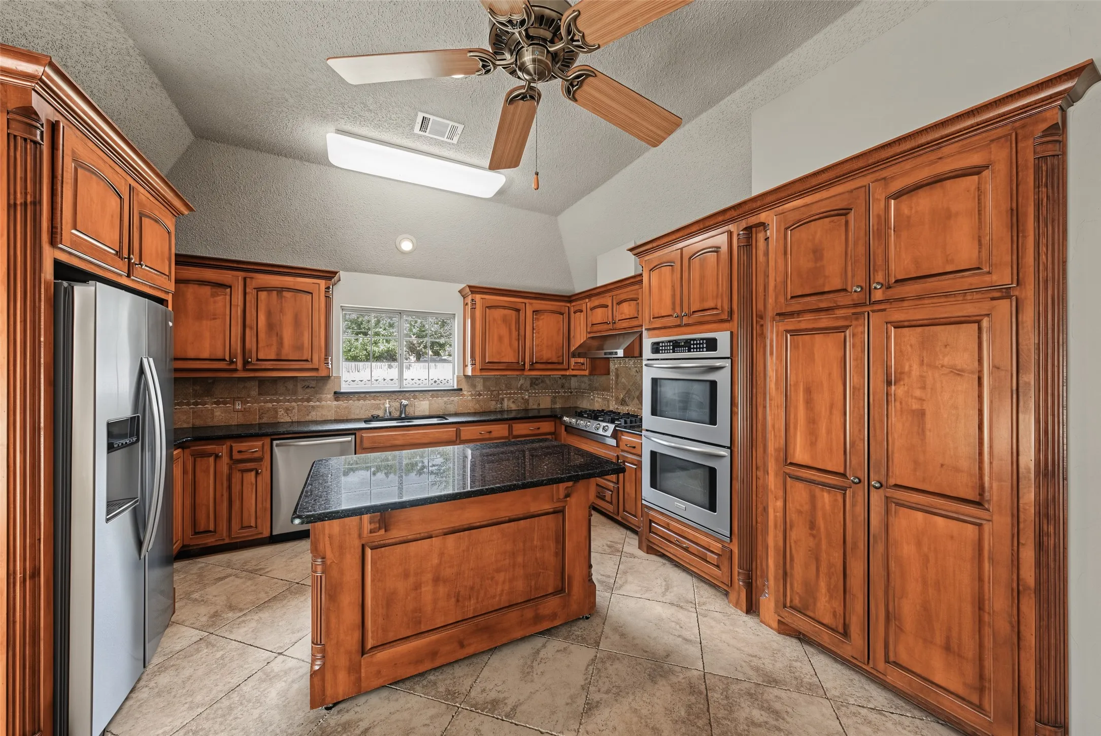 Single Family Residence For Sale in Tarrant County , 1500 Arrowhead Drive, Pantego, Texas 76013, 5 Bedroom, 4 Bathroom, 2 Garage spaces, 3,708 Sqft, built in 1988, mls#21368954, Real Estate Agent in Pantego, Homes For Sale in Tarrant county, Homes For Sale in Pantego, Realtor in Pantego Texas, Real Estate Brokerage Independent Realty Texas, Luminita Cordes Realtor