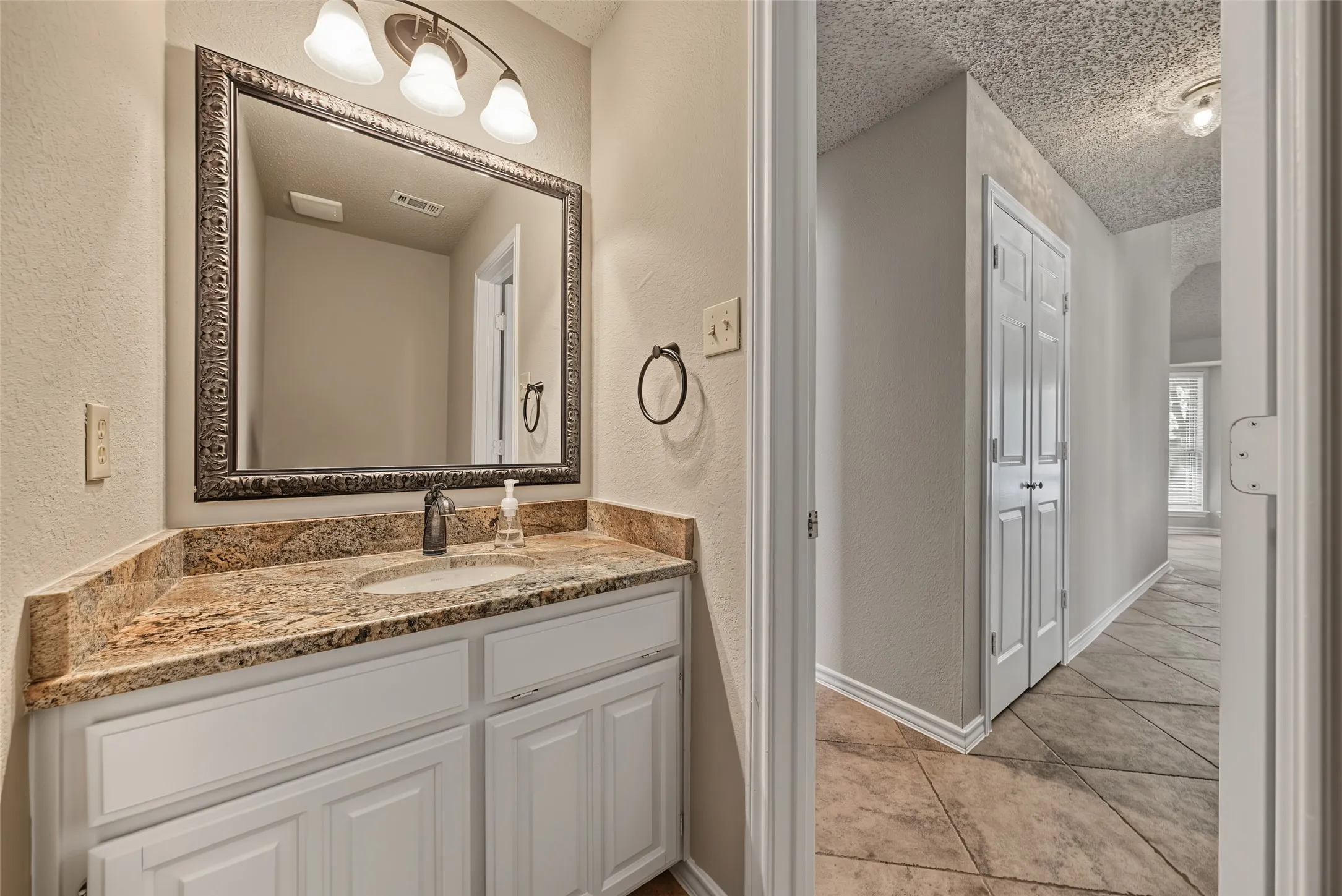 Single Family Residence For Sale in Tarrant County , 1500 Arrowhead Drive, Pantego, Texas 76013, 5 Bedroom, 4 Bathroom, 2 Garage spaces, 3,708 Sqft, built in 1988, mls#21368954, Real Estate Agent in Pantego, Homes For Sale in Tarrant county, Homes For Sale in Pantego, Realtor in Pantego Texas, Real Estate Brokerage Independent Realty Texas, Luminita Cordes Realtor