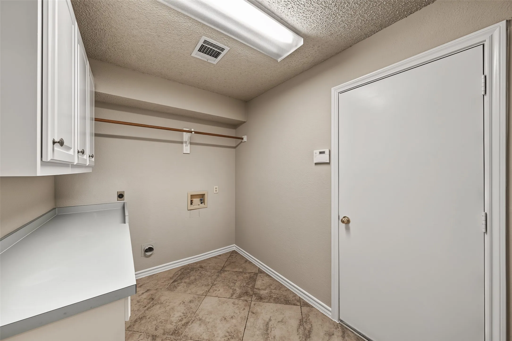 Single Family Residence For Sale in Tarrant County , 1500 Arrowhead Drive, Pantego, Texas 76013, 5 Bedroom, 4 Bathroom, 2 Garage spaces, 3,708 Sqft, built in 1988, mls#21368954, Real Estate Agent in Pantego, Homes For Sale in Tarrant county, Homes For Sale in Pantego, Realtor in Pantego Texas, Real Estate Brokerage Independent Realty Texas, Luminita Cordes Realtor