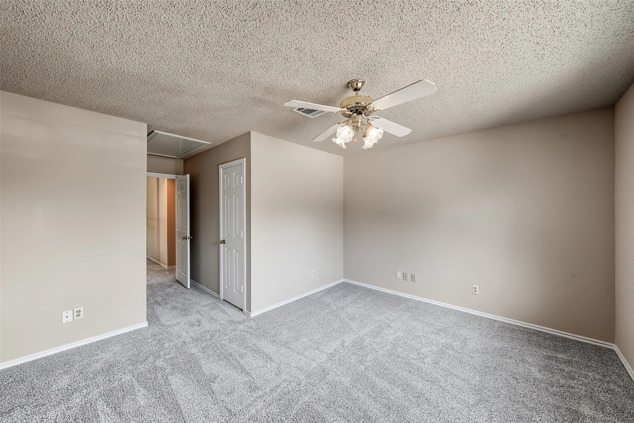 Single Family Residence For Sale in Tarrant County , 1500 Arrowhead Drive, Pantego, Texas 76013, 5 Bedroom, 4 Bathroom, 2 Garage spaces, 3,708 Sqft, built in 1988, mls#21368954, Real Estate Agent in Pantego, Homes For Sale in Tarrant county, Homes For Sale in Pantego, Realtor in Pantego Texas, Real Estate Brokerage Independent Realty Texas, Luminita Cordes Realtor
