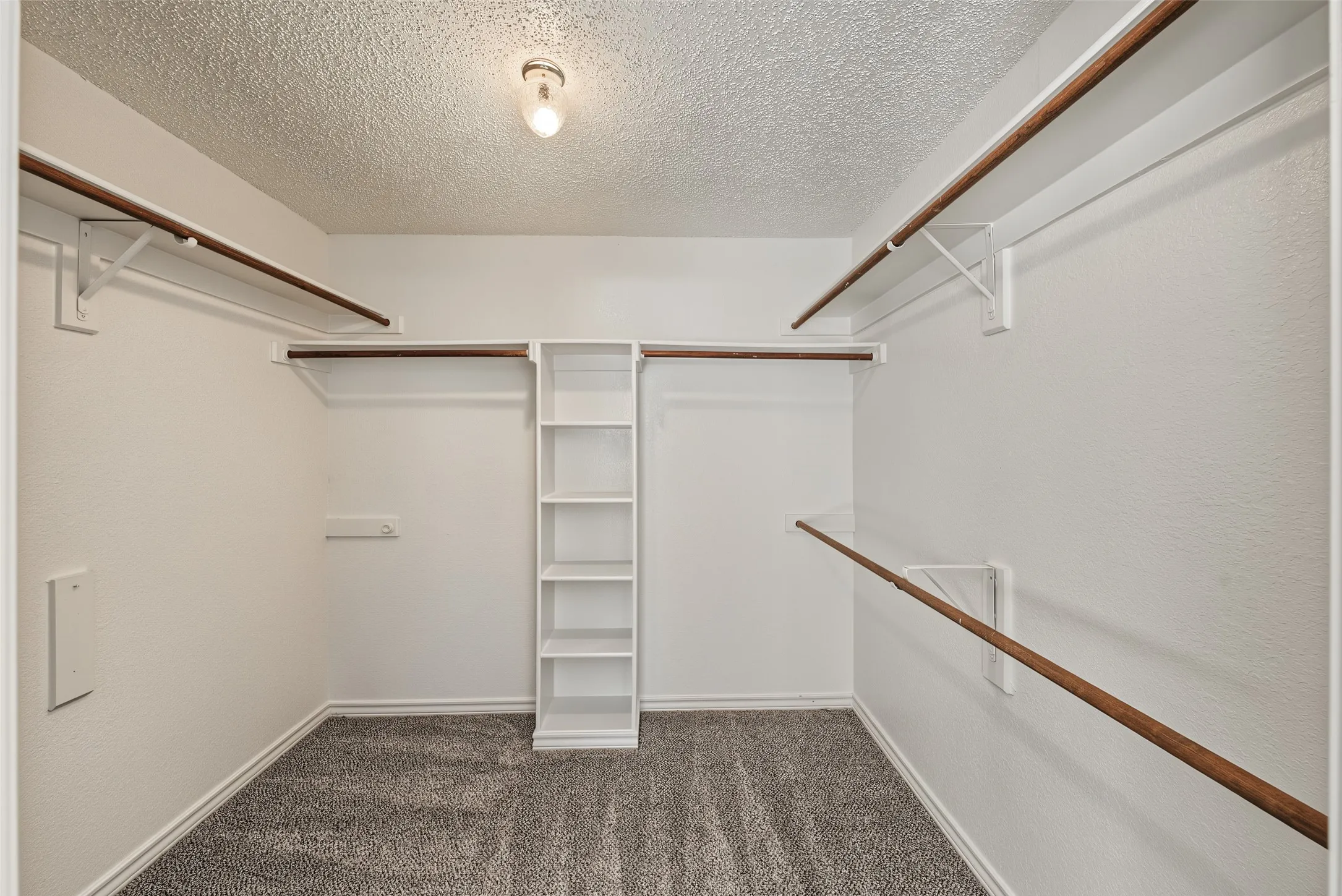 Single Family Residence For Sale in Tarrant County , 1500 Arrowhead Drive, Pantego, Texas 76013, 5 Bedroom, 4 Bathroom, 2 Garage spaces, 3,708 Sqft, built in 1988, mls#21368954, Real Estate Agent in Pantego, Homes For Sale in Tarrant county, Homes For Sale in Pantego, Realtor in Pantego Texas, Real Estate Brokerage Independent Realty Texas, Luminita Cordes Realtor