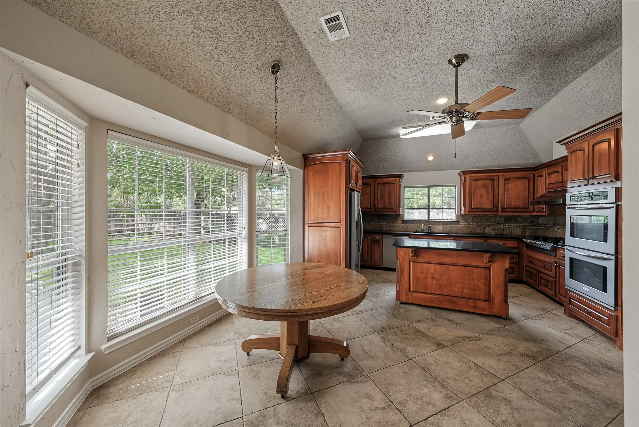 Single Family Residence For Sale in Tarrant County , 1500 Arrowhead Drive, Pantego, Texas 76013, 5 Bedroom, 4 Bathroom, 2 Garage spaces, 3,708 Sqft, built in 1988, mls#21368954, Real Estate Agent in Pantego, Homes For Sale in Tarrant county, Homes For Sale in Pantego, Realtor in Pantego Texas, Real Estate Brokerage Independent Realty Texas, Luminita Cordes Realtor