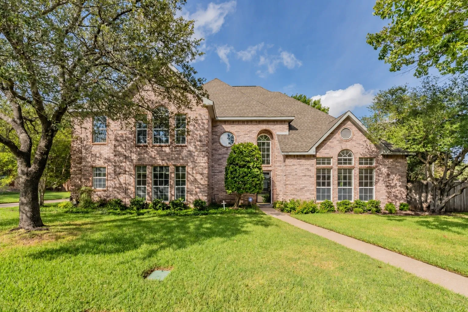 Single Family Residence For Sale in Tarrant County , 1500 Arrowhead Drive, Pantego, Texas 76013, 5 Bedroom, 4 Bathroom, 2 Garage spaces, 3,708 Sqft, built in 1988, mls#21368954, Real Estate Agent in Pantego, Homes For Sale in Tarrant county, Homes For Sale in Pantego, Realtor in Pantego Texas, Real Estate Brokerage Independent Realty Texas, Luminita Cordes Realtor