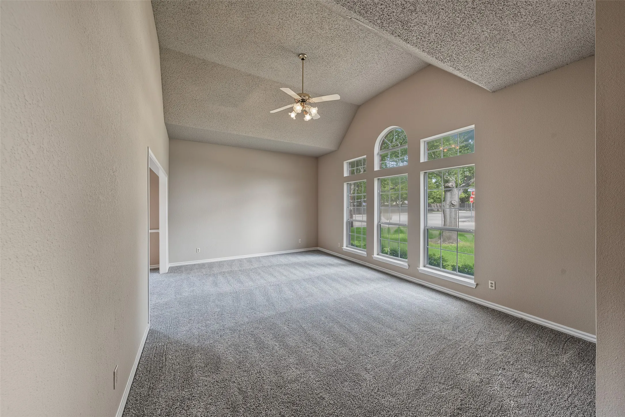 Single Family Residence For Sale in Tarrant County , 1500 Arrowhead Drive, Pantego, Texas 76013, 5 Bedroom, 4 Bathroom, 2 Garage spaces, 3,708 Sqft, built in 1988, mls#21368954, Real Estate Agent in Pantego, Homes For Sale in Tarrant county, Homes For Sale in Pantego, Realtor in Pantego Texas, Real Estate Brokerage Independent Realty Texas, Luminita Cordes Realtor