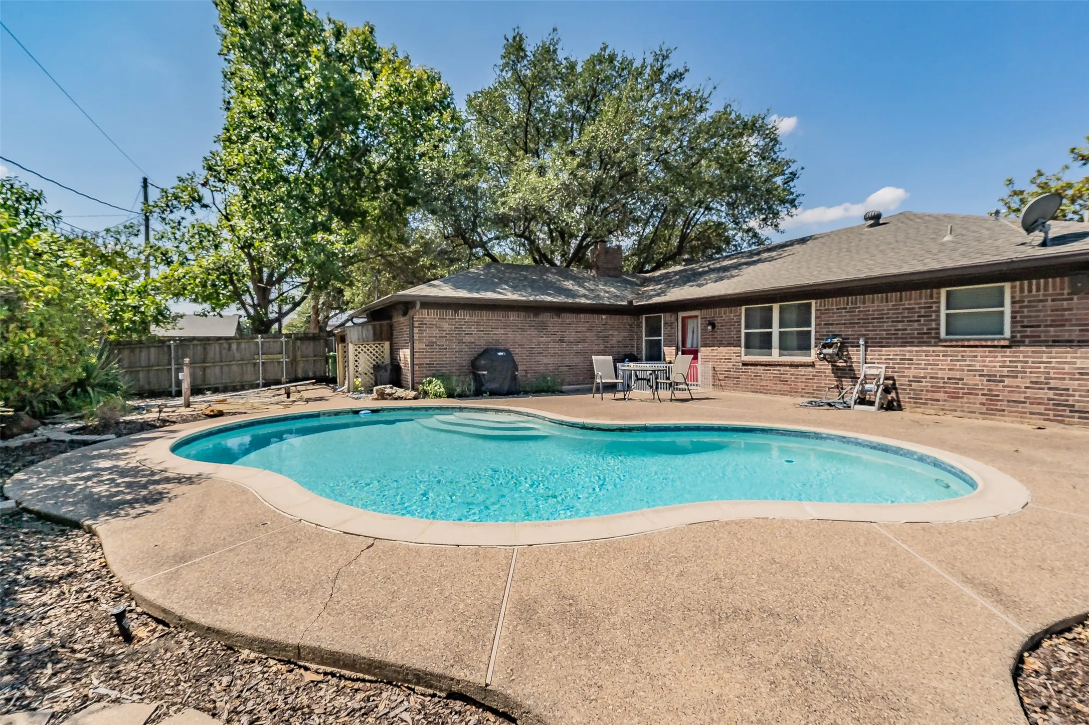 Single Family Residence For Sale in Tarrant County , 5500 Meadow Oak Street, North Richland Hills, Texas 76180, 3 Bedroom, 2 Bathroom, 2 Garage spaces, 1,792 Sqft, built in 1979, mls#21373621, Real Estate Agent in North Richland Hills, Homes For Sale in Tarrant county, Homes For Sale in North Richland Hills, Realtor in North Richland Hills Texas, Real Estate Brokerage Independent Realty Texas, Luminita Cordes Realtor