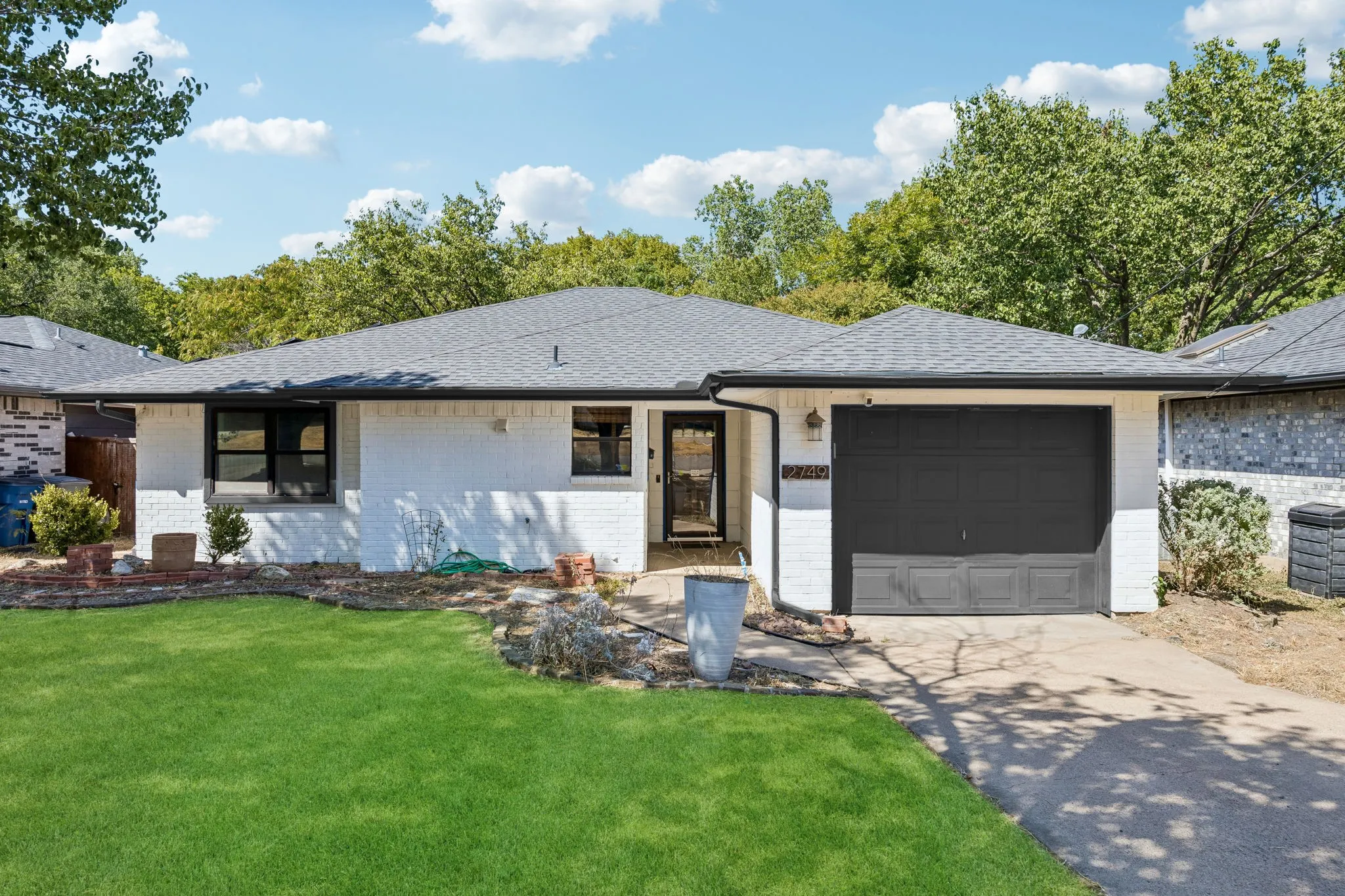 Single Family Residence For Sale in Dallas County , 2749 Buna Drive, Dallas, Texas 75211, 2 Bedroom, 2 Bathroom, 1 Garage spaces, 1,147 Sqft, built in 1986, mls#21373605, Real Estate Agent in Dallas, Homes For Sale in Dallas county, Homes For Sale in Dallas, Realtor in Dallas Texas, Real Estate Brokerage Independent Realty Texas, Luminita Cordes Realtor
