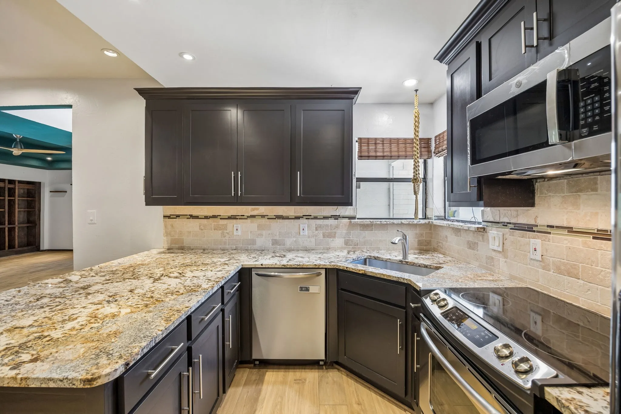 Single Family Residence For Sale in Dallas County , 2749 Buna Drive, Dallas, Texas 75211, 2 Bedroom, 2 Bathroom, 1 Garage spaces, 1,147 Sqft, built in 1986, mls#21373605, Real Estate Agent in Dallas, Homes For Sale in Dallas county, Homes For Sale in Dallas, Realtor in Dallas Texas, Real Estate Brokerage Independent Realty Texas, Luminita Cordes Realtor
