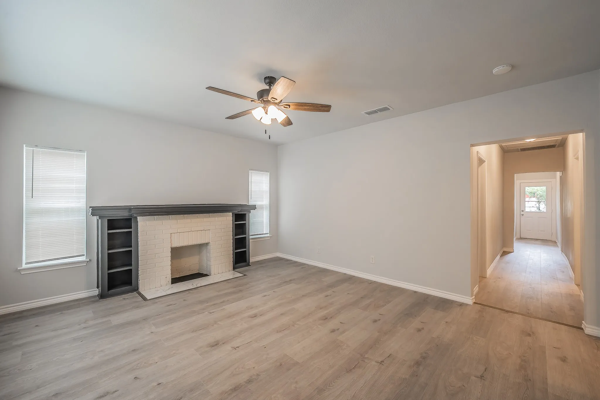 Single Family Residence For Sale in Tarrant County , 3613 Ada Avenue, Fort Worth, Texas 76105, 3 Bedroom, 2 Bathroom, Garage spaces, 1,290 Sqft, built in 1929, mls#21375043, Real Estate Agent in Fort Worth, Homes For Sale in Tarrant county, Homes For Sale in Fort Worth, Realtor in Fort Worth Texas, Real Estate Brokerage Independent Realty Texas, Luminita Cordes Realtor