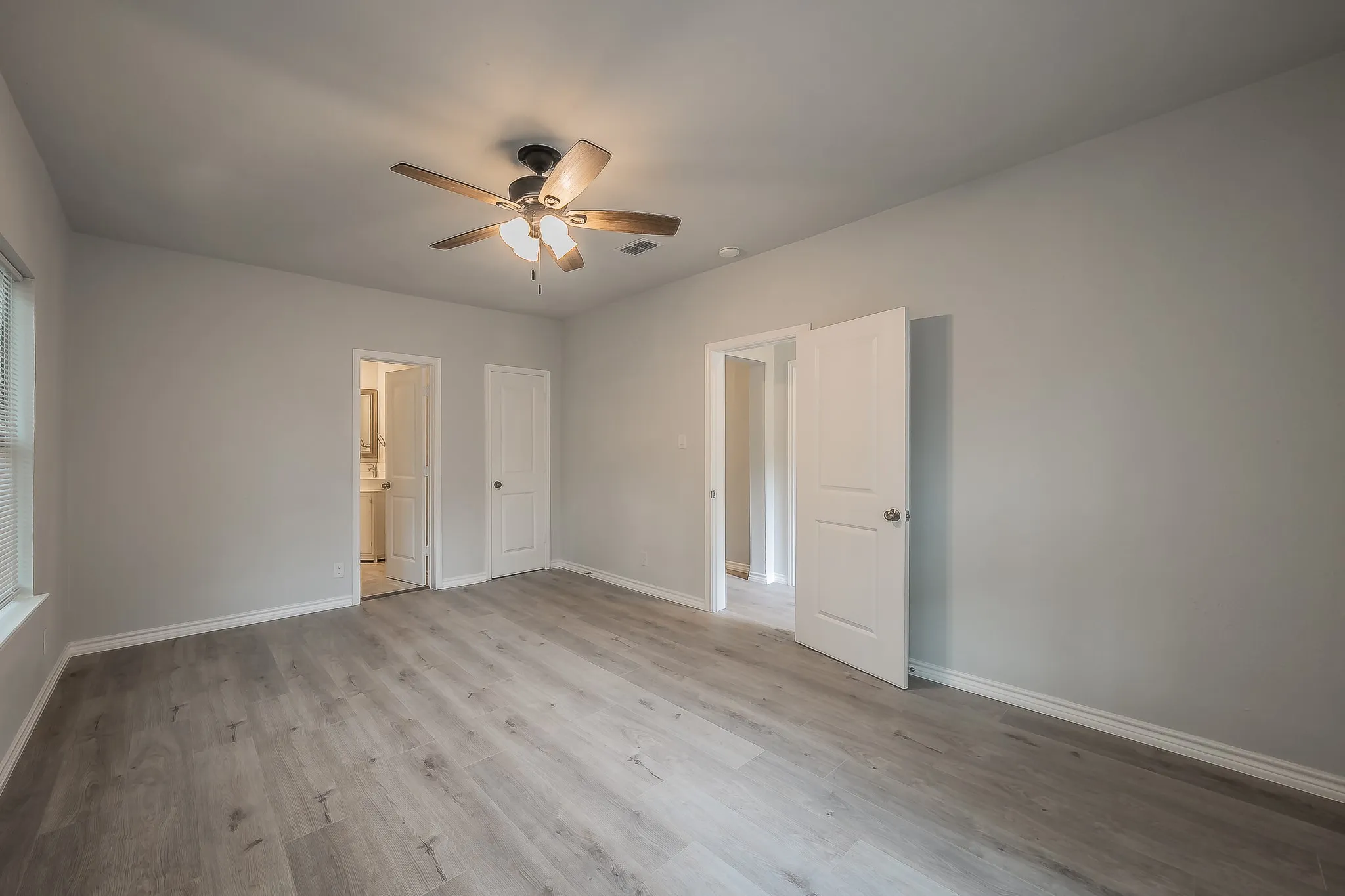 Single Family Residence For Sale in Tarrant County , 3613 Ada Avenue, Fort Worth, Texas 76105, 3 Bedroom, 2 Bathroom, Garage spaces, 1,290 Sqft, built in 1929, mls#21375043, Real Estate Agent in Fort Worth, Homes For Sale in Tarrant county, Homes For Sale in Fort Worth, Realtor in Fort Worth Texas, Real Estate Brokerage Independent Realty Texas, Luminita Cordes Realtor