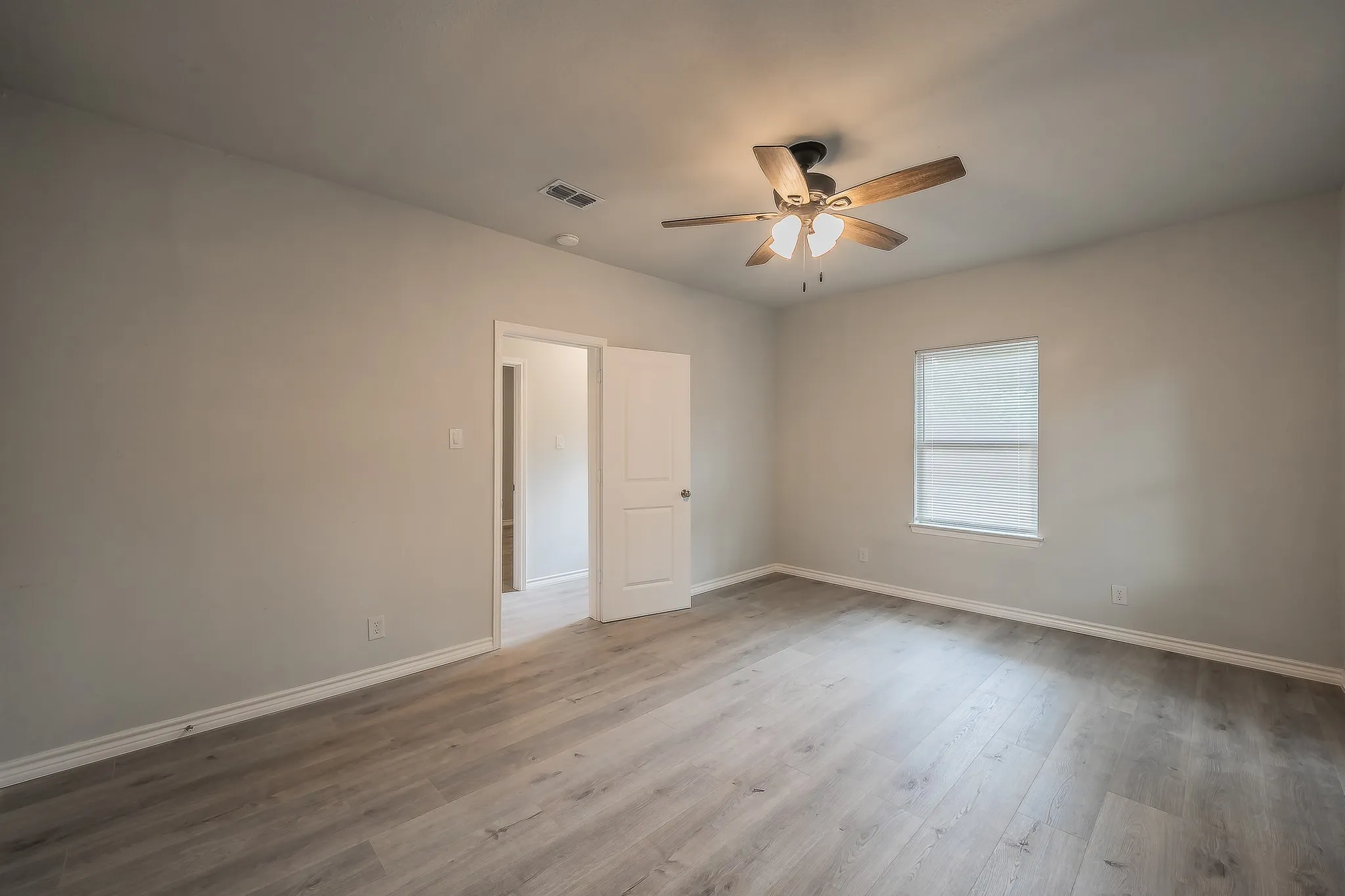 Single Family Residence For Sale in Tarrant County , 3613 Ada Avenue, Fort Worth, Texas 76105, 3 Bedroom, 2 Bathroom, Garage spaces, 1,290 Sqft, built in 1929, mls#21375043, Real Estate Agent in Fort Worth, Homes For Sale in Tarrant county, Homes For Sale in Fort Worth, Realtor in Fort Worth Texas, Real Estate Brokerage Independent Realty Texas, Luminita Cordes Realtor