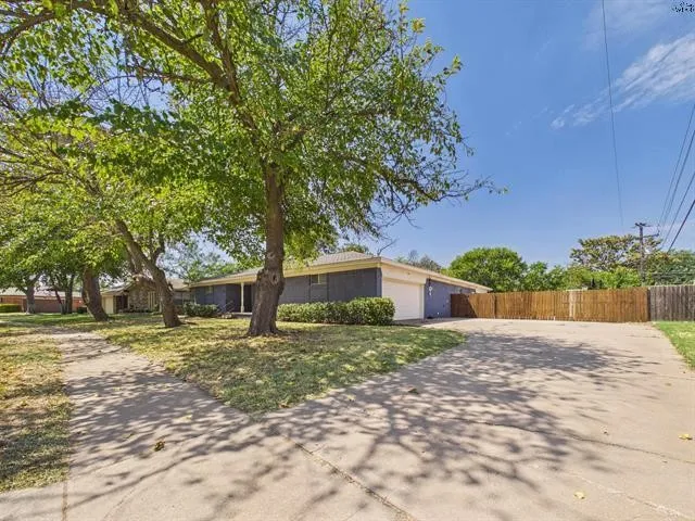 Single Family Residence For Sale in Wichita County , 4506 Melody Lane, Wichita Falls, Texas 76302, 4 Bedroom, 3 Bathroom, 4 Garage spaces, 1,914 Sqft, built in 1966, mls#21375906, Real Estate Agent in Wichita Falls, Homes For Sale in Wichita county, Homes For Sale in Wichita Falls, Realtor in Wichita Falls Texas, Real Estate Brokerage Independent Realty Texas, Luminita Cordes Realtor