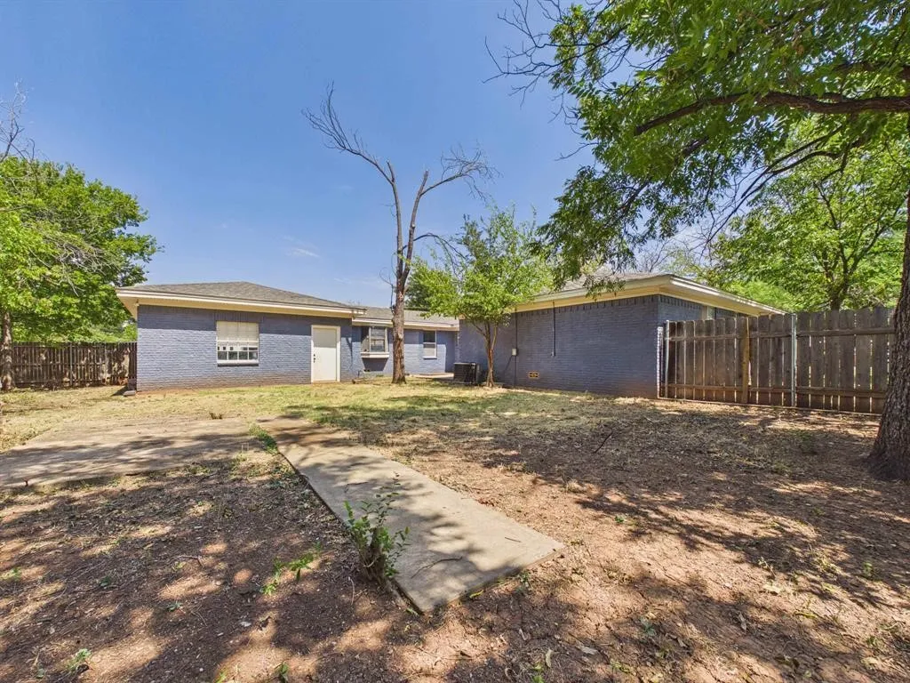 Single Family Residence For Sale in Wichita County , 4506 Melody Lane, Wichita Falls, Texas 76302, 4 Bedroom, 3 Bathroom, 4 Garage spaces, 1,914 Sqft, built in 1966, mls#21375906, Real Estate Agent in Wichita Falls, Homes For Sale in Wichita county, Homes For Sale in Wichita Falls, Realtor in Wichita Falls Texas, Real Estate Brokerage Independent Realty Texas, Luminita Cordes Realtor