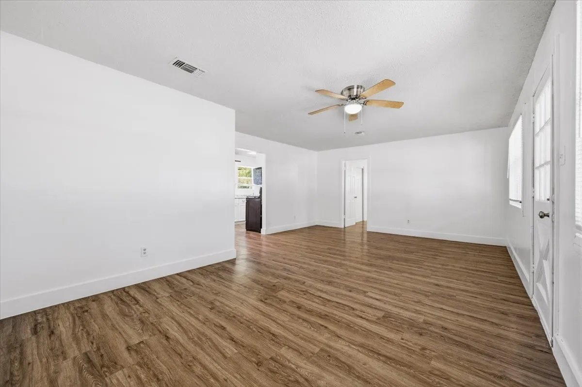 Single Family Residence For Rent in Ellis County , 104 Parker Street, Italy, Texas 76651, 3 Bedroom, 2 Bathroom, 2 Garage spaces, 1,200 Sqft, built in 1972, mls#21375944, Real Estate Agent in Italy, Homes For Rent in Ellis county, Homes For Rent in Italy, Realtor in Italy Texas, Real Estate Brokerage Independent Realty Texas, Luminita Cordes Realtor