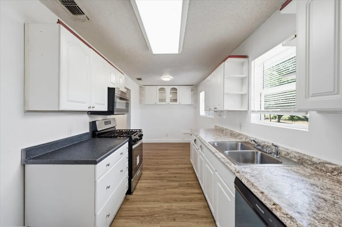 Single Family Residence For Rent in Ellis County , 104 Parker Street, Italy, Texas 76651, 3 Bedroom, 2 Bathroom, 2 Garage spaces, 1,200 Sqft, built in 1972, mls#21375944, Real Estate Agent in Italy, Homes For Rent in Ellis county, Homes For Rent in Italy, Realtor in Italy Texas, Real Estate Brokerage Independent Realty Texas, Luminita Cordes Realtor