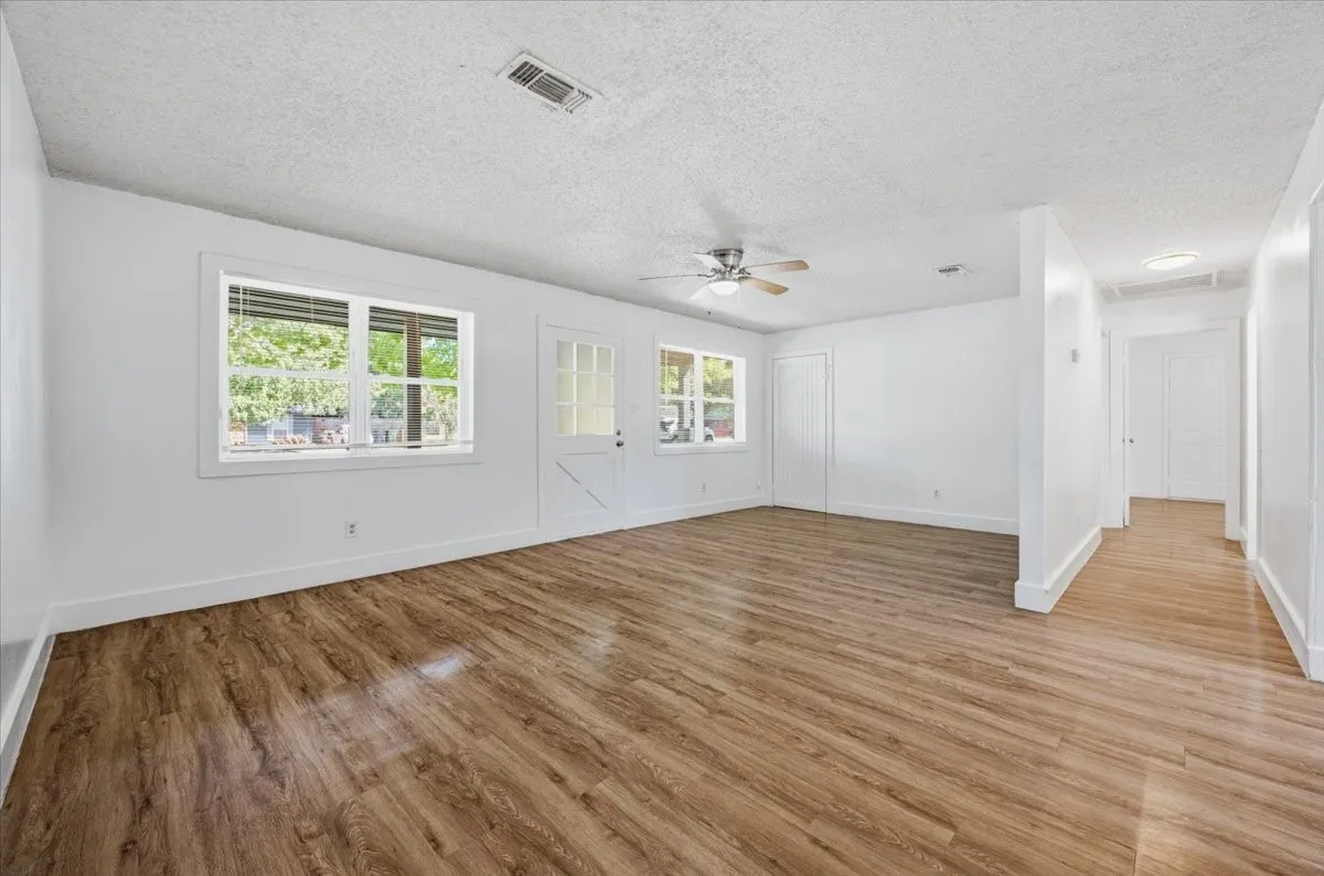 Single Family Residence For Rent in Ellis County , 104 Parker Street, Italy, Texas 76651, 3 Bedroom, 2 Bathroom, 2 Garage spaces, 1,200 Sqft, built in 1972, mls#21375944, Real Estate Agent in Italy, Homes For Rent in Ellis county, Homes For Rent in Italy, Realtor in Italy Texas, Real Estate Brokerage Independent Realty Texas, Luminita Cordes Realtor