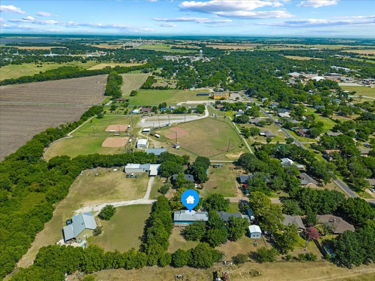 Single Family Residence For Rent in Ellis County , 104 Parker Street, Italy, Texas 76651, 3 Bedroom, 2 Bathroom, 2 Garage spaces, 1,200 Sqft, built in 1972, mls#21375944, Real Estate Agent in Italy, Homes For Rent in Ellis county, Homes For Rent in Italy, Realtor in Italy Texas, Real Estate Brokerage Independent Realty Texas, Luminita Cordes Realtor