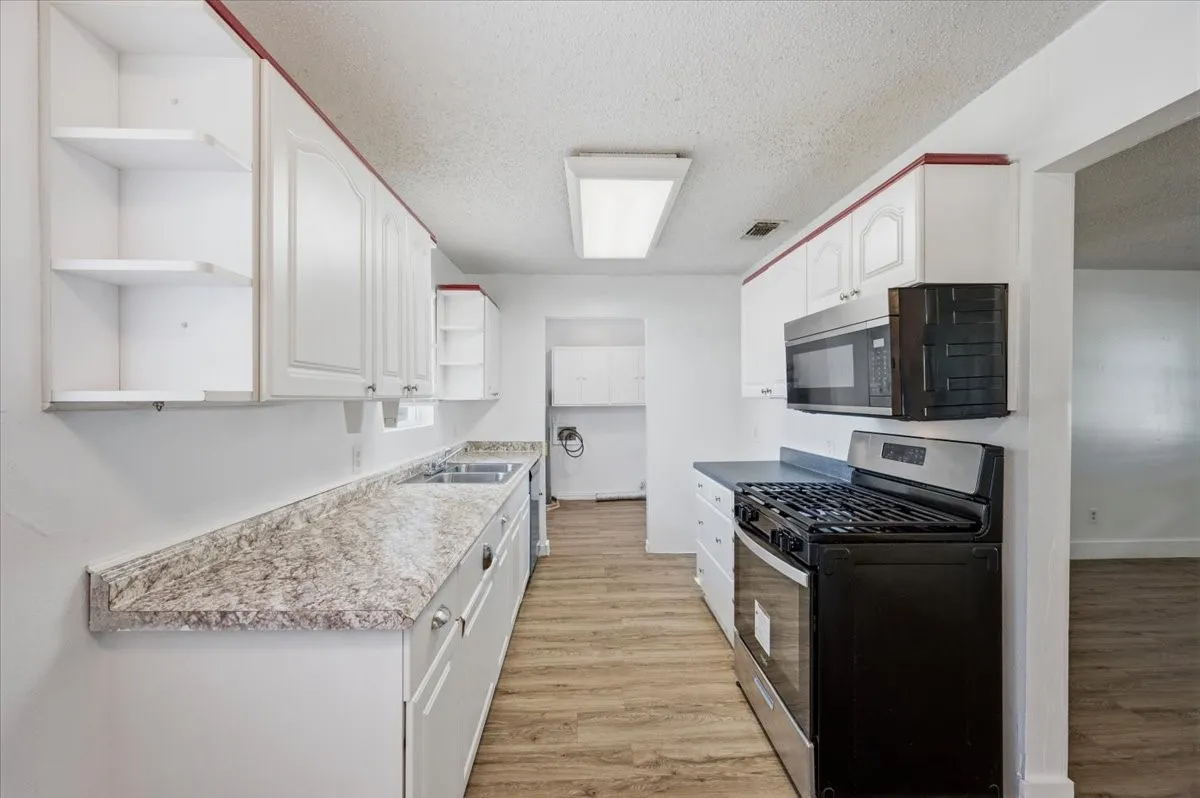 Single Family Residence For Rent in Ellis County , 104 Parker Street, Italy, Texas 76651, 3 Bedroom, 2 Bathroom, 2 Garage spaces, 1,200 Sqft, built in 1972, mls#21375944, Real Estate Agent in Italy, Homes For Rent in Ellis county, Homes For Rent in Italy, Realtor in Italy Texas, Real Estate Brokerage Independent Realty Texas, Luminita Cordes Realtor