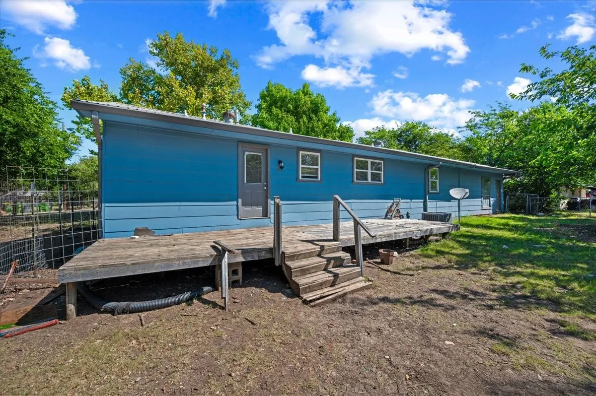 Single Family Residence For Rent in Ellis County , 104 Parker Street, Italy, Texas 76651, 3 Bedroom, 2 Bathroom, 2 Garage spaces, 1,200 Sqft, built in 1972, mls#21375944, Real Estate Agent in Italy, Homes For Rent in Ellis county, Homes For Rent in Italy, Realtor in Italy Texas, Real Estate Brokerage Independent Realty Texas, Luminita Cordes Realtor
