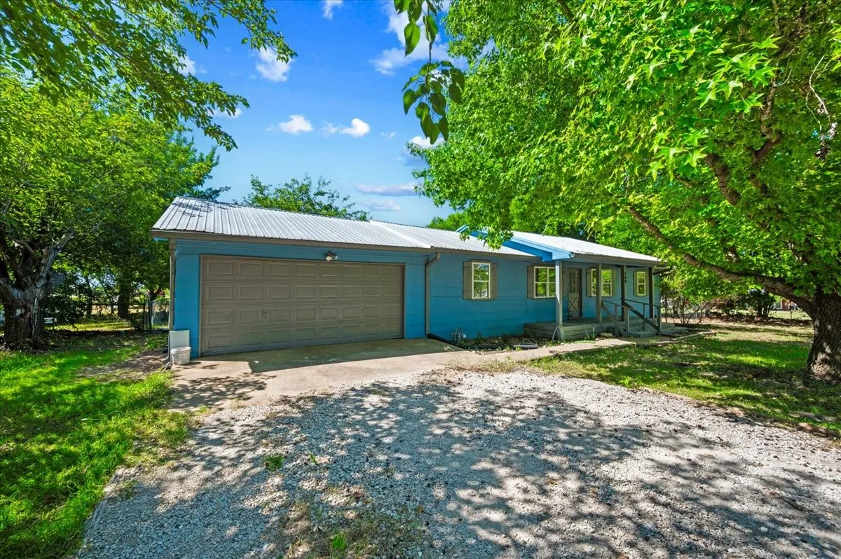 Single Family Residence For Rent in Ellis County , 104 Parker Street, Italy, Texas 76651, 3 Bedroom, 2 Bathroom, 2 Garage spaces, 1,200 Sqft, built in 1972, mls#21375944, Real Estate Agent in Italy, Homes For Rent in Ellis county, Homes For Rent in Italy, Realtor in Italy Texas, Real Estate Brokerage Independent Realty Texas, Luminita Cordes Realtor