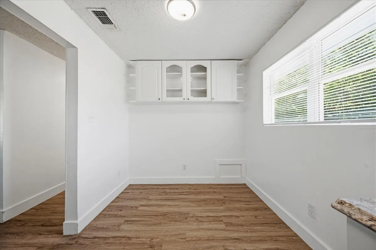 Single Family Residence For Rent in Ellis County , 104 Parker Street, Italy, Texas 76651, 3 Bedroom, 2 Bathroom, 2 Garage spaces, 1,200 Sqft, built in 1972, mls#21375944, Real Estate Agent in Italy, Homes For Rent in Ellis county, Homes For Rent in Italy, Realtor in Italy Texas, Real Estate Brokerage Independent Realty Texas, Luminita Cordes Realtor