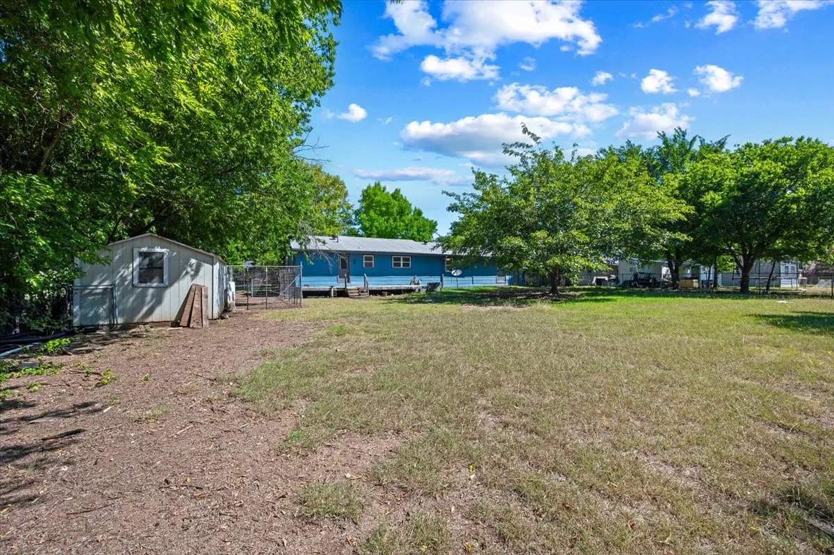Single Family Residence For Rent in Ellis County , 104 Parker Street, Italy, Texas 76651, 3 Bedroom, 2 Bathroom, 2 Garage spaces, 1,200 Sqft, built in 1972, mls#21375944, Real Estate Agent in Italy, Homes For Rent in Ellis county, Homes For Rent in Italy, Realtor in Italy Texas, Real Estate Brokerage Independent Realty Texas, Luminita Cordes Realtor