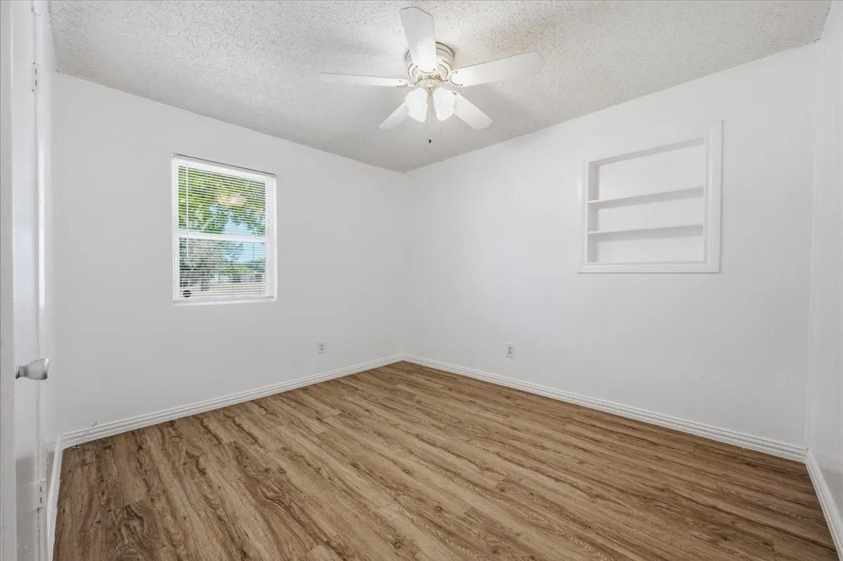 Single Family Residence For Rent in Ellis County , 104 Parker Street, Italy, Texas 76651, 3 Bedroom, 2 Bathroom, 2 Garage spaces, 1,200 Sqft, built in 1972, mls#21375944, Real Estate Agent in Italy, Homes For Rent in Ellis county, Homes For Rent in Italy, Realtor in Italy Texas, Real Estate Brokerage Independent Realty Texas, Luminita Cordes Realtor