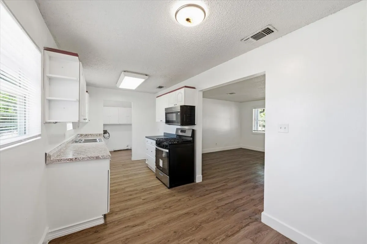 Single Family Residence For Rent in Ellis County , 104 Parker Street, Italy, Texas 76651, 3 Bedroom, 2 Bathroom, 2 Garage spaces, 1,200 Sqft, built in 1972, mls#21375944, Real Estate Agent in Italy, Homes For Rent in Ellis county, Homes For Rent in Italy, Realtor in Italy Texas, Real Estate Brokerage Independent Realty Texas, Luminita Cordes Realtor