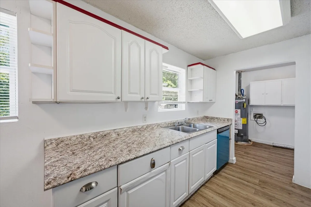 Single Family Residence For Rent in Ellis County , 104 Parker Street, Italy, Texas 76651, 3 Bedroom, 2 Bathroom, 2 Garage spaces, 1,200 Sqft, built in 1972, mls#21375944, Real Estate Agent in Italy, Homes For Rent in Ellis county, Homes For Rent in Italy, Realtor in Italy Texas, Real Estate Brokerage Independent Realty Texas, Luminita Cordes Realtor