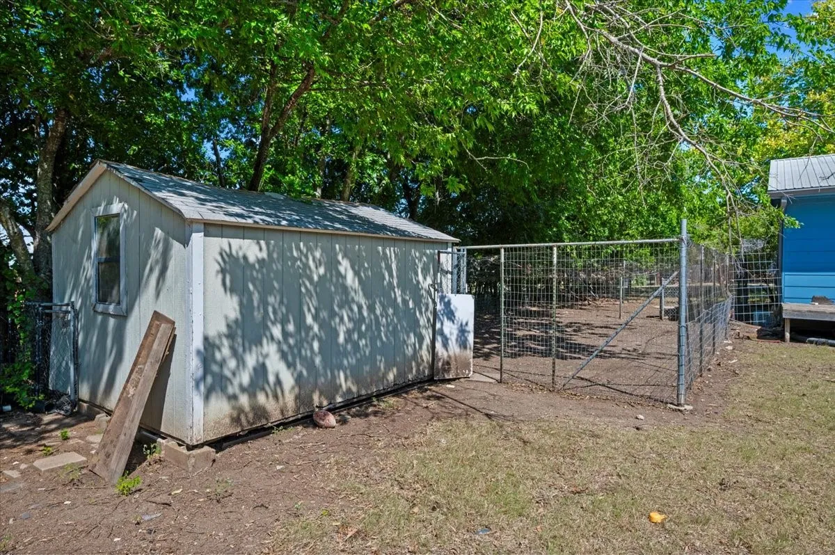 Single Family Residence For Rent in Ellis County , 104 Parker Street, Italy, Texas 76651, 3 Bedroom, 2 Bathroom, 2 Garage spaces, 1,200 Sqft, built in 1972, mls#21375944, Real Estate Agent in Italy, Homes For Rent in Ellis county, Homes For Rent in Italy, Realtor in Italy Texas, Real Estate Brokerage Independent Realty Texas, Luminita Cordes Realtor