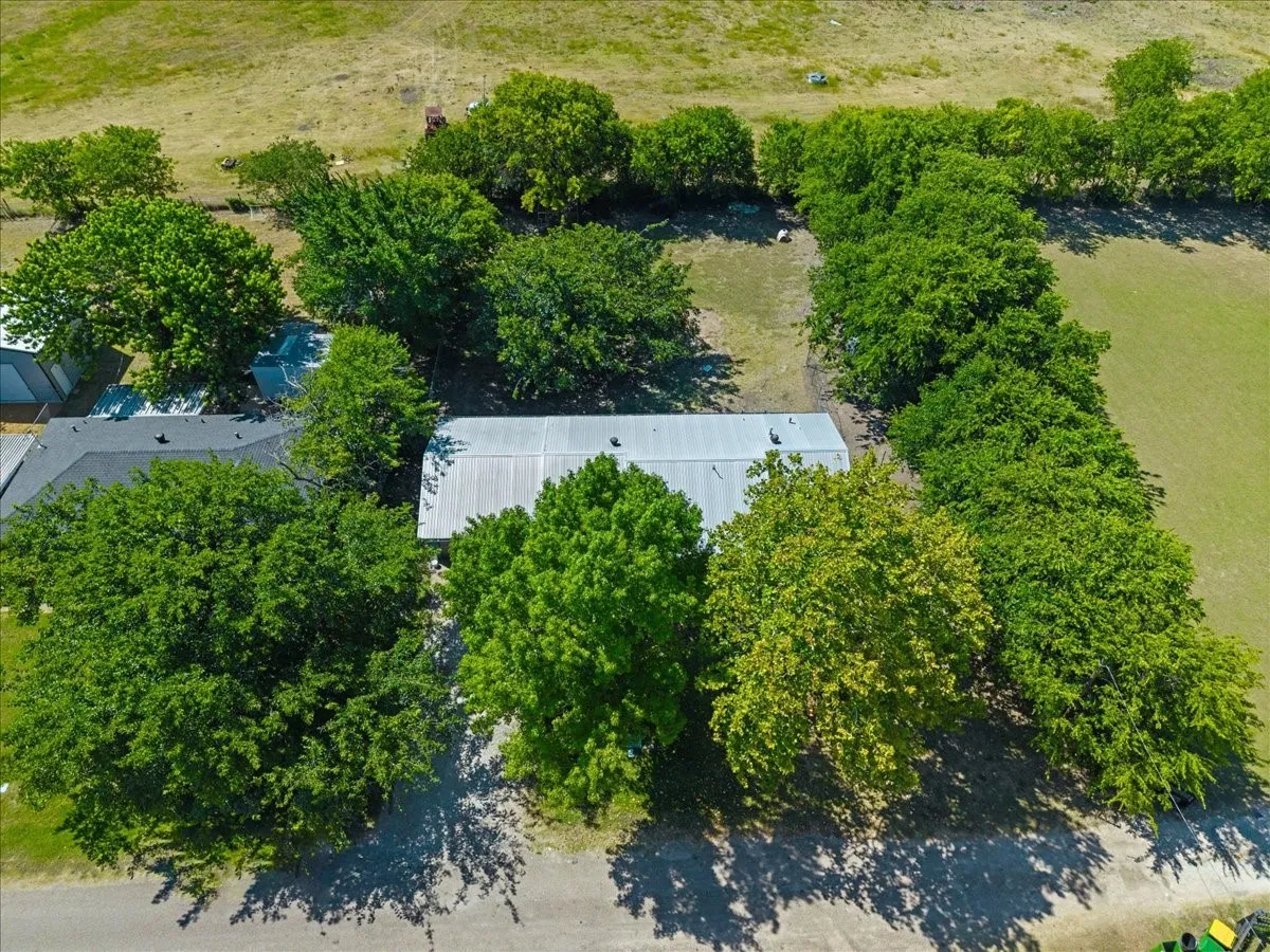 Single Family Residence For Rent in Ellis County , 104 Parker Street, Italy, Texas 76651, 3 Bedroom, 2 Bathroom, 2 Garage spaces, 1,200 Sqft, built in 1972, mls#21375944, Real Estate Agent in Italy, Homes For Rent in Ellis county, Homes For Rent in Italy, Realtor in Italy Texas, Real Estate Brokerage Independent Realty Texas, Luminita Cordes Realtor