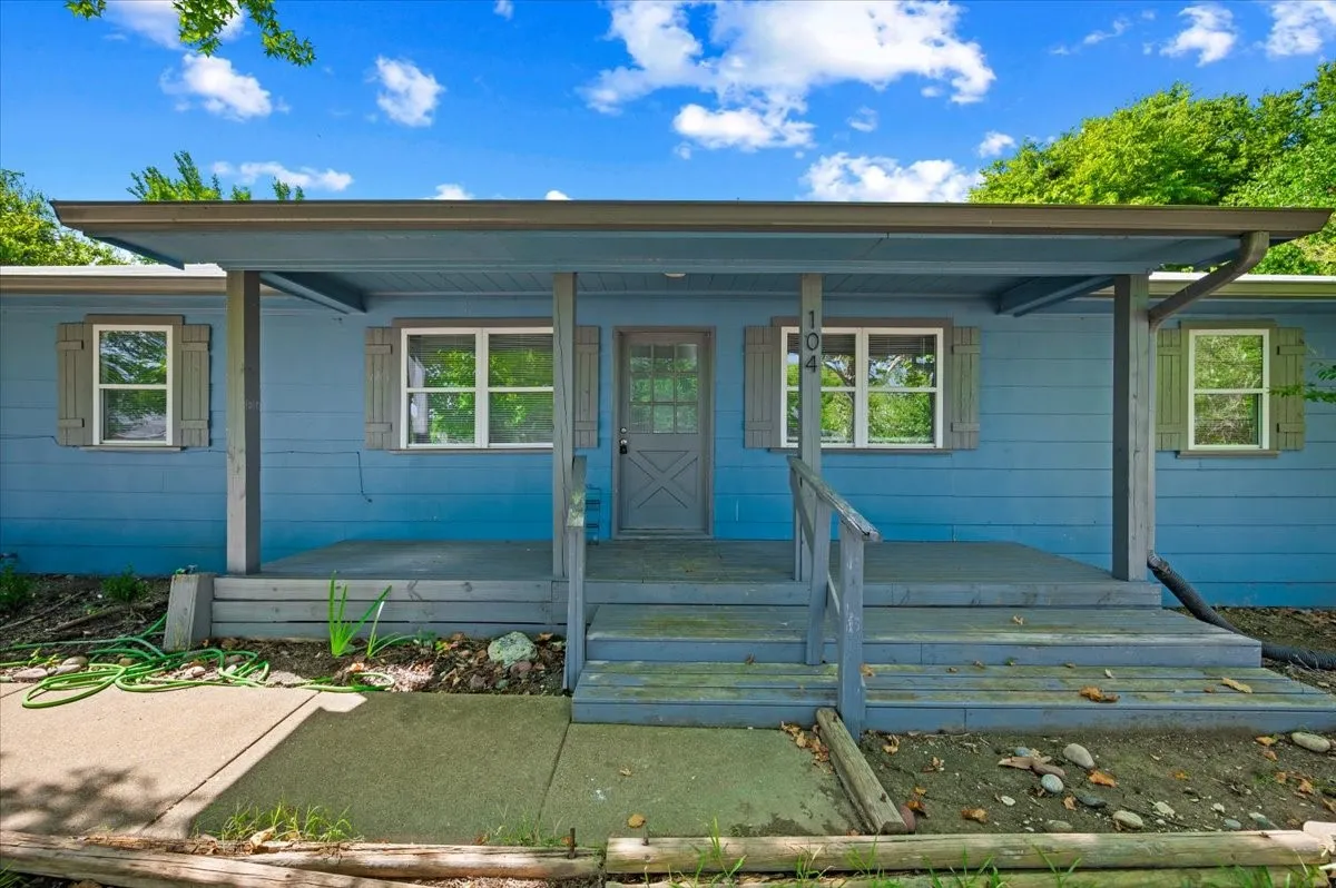 Single Family Residence For Rent in Ellis County , 104 Parker Street, Italy, Texas 76651, 3 Bedroom, 2 Bathroom, 2 Garage spaces, 1,200 Sqft, built in 1972, mls#21375944, Real Estate Agent in Italy, Homes For Rent in Ellis county, Homes For Rent in Italy, Realtor in Italy Texas, Real Estate Brokerage Independent Realty Texas, Luminita Cordes Realtor
