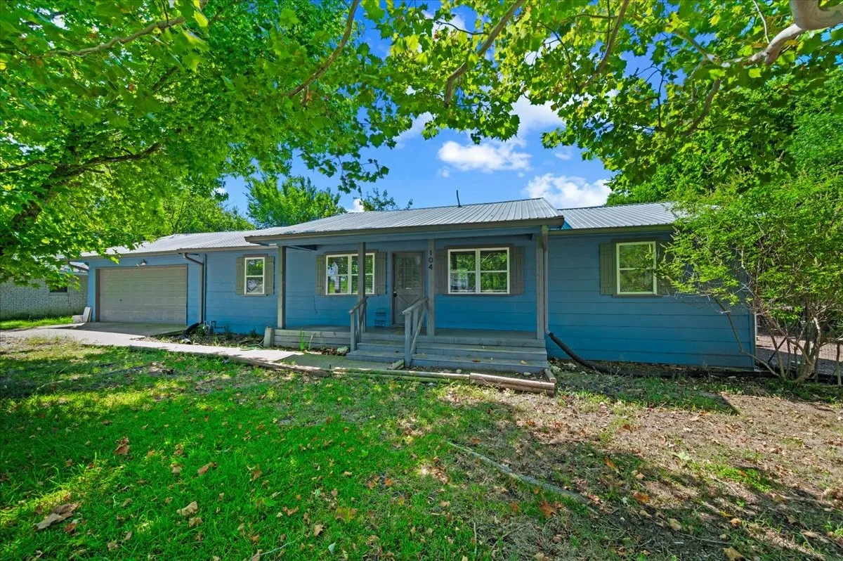 Single Family Residence For Rent in Ellis County , 104 Parker Street, Italy, Texas 76651, 3 Bedroom, 2 Bathroom, 2 Garage spaces, 1,200 Sqft, built in 1972, mls#21375944, Real Estate Agent in Italy, Homes For Rent in Ellis county, Homes For Rent in Italy, Realtor in Italy Texas, Real Estate Brokerage Independent Realty Texas, Luminita Cordes Realtor