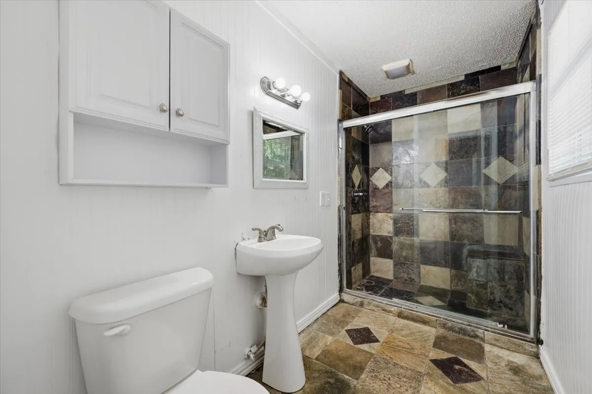 Single Family Residence For Rent in Ellis County , 104 Parker Street, Italy, Texas 76651, 3 Bedroom, 2 Bathroom, 2 Garage spaces, 1,200 Sqft, built in 1972, mls#21375944, Real Estate Agent in Italy, Homes For Rent in Ellis county, Homes For Rent in Italy, Realtor in Italy Texas, Real Estate Brokerage Independent Realty Texas, Luminita Cordes Realtor