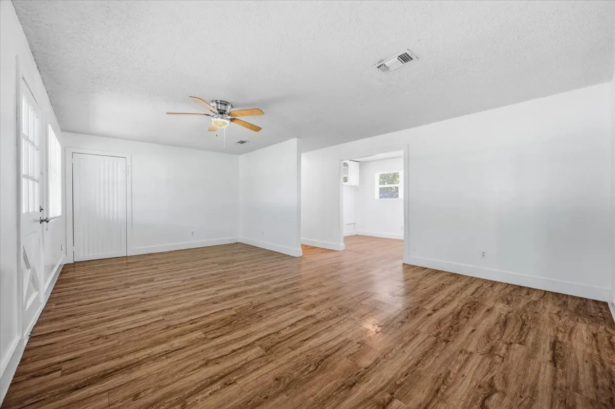 Single Family Residence For Rent in Ellis County , 104 Parker Street, Italy, Texas 76651, 3 Bedroom, 2 Bathroom, 2 Garage spaces, 1,200 Sqft, built in 1972, mls#21375944, Real Estate Agent in Italy, Homes For Rent in Ellis county, Homes For Rent in Italy, Realtor in Italy Texas, Real Estate Brokerage Independent Realty Texas, Luminita Cordes Realtor