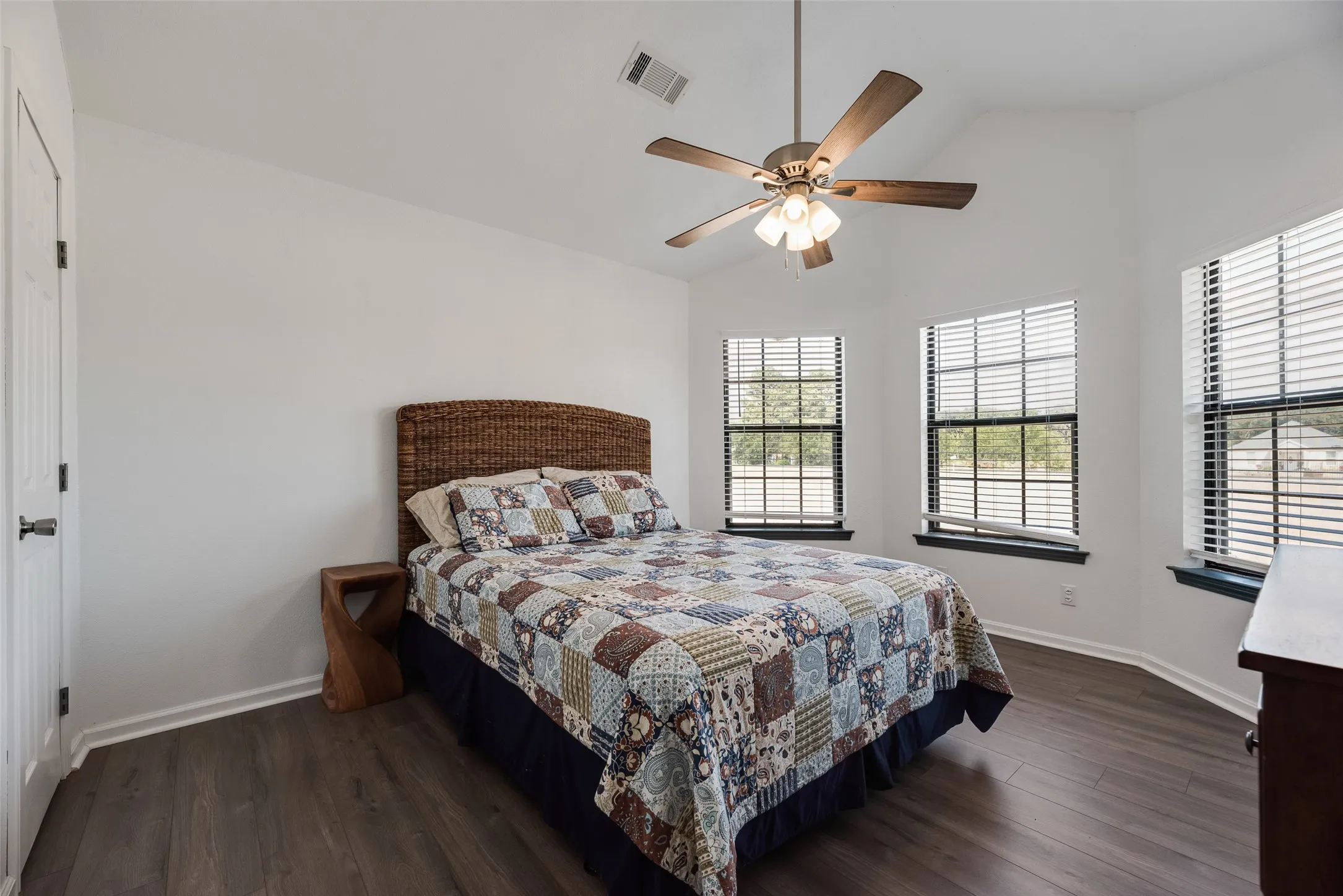 Farm For Sale in Kaufman County , 17450 Fm 2613, Kemp, Texas 75143, 3 Bedroom, 2 Bathroom, Garage spaces, 1,768 Sqft, built in 1992, mls#21364622, Real Estate Agent in Kemp, Homes For Sale in Kaufman county, Homes For Sale in Kemp, Realtor in Kemp Texas, Real Estate Brokerage Independent Realty Texas, Luminita Cordes Realtor