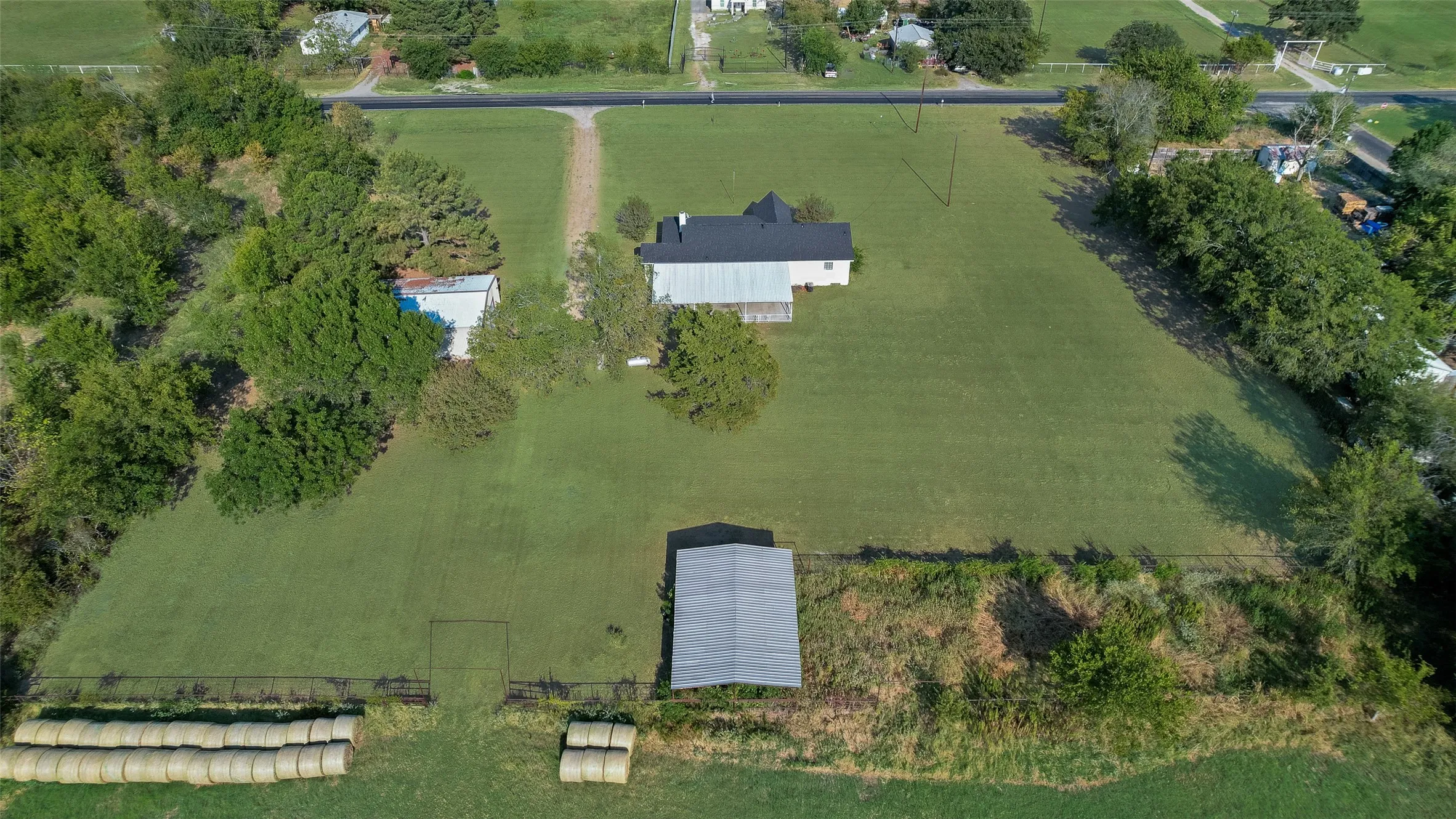 Farm For Sale in Kaufman County , 17450 Fm 2613, Kemp, Texas 75143, 3 Bedroom, 2 Bathroom, Garage spaces, 1,768 Sqft, built in 1992, mls#21364622, Real Estate Agent in Kemp, Homes For Sale in Kaufman county, Homes For Sale in Kemp, Realtor in Kemp Texas, Real Estate Brokerage Independent Realty Texas, Luminita Cordes Realtor