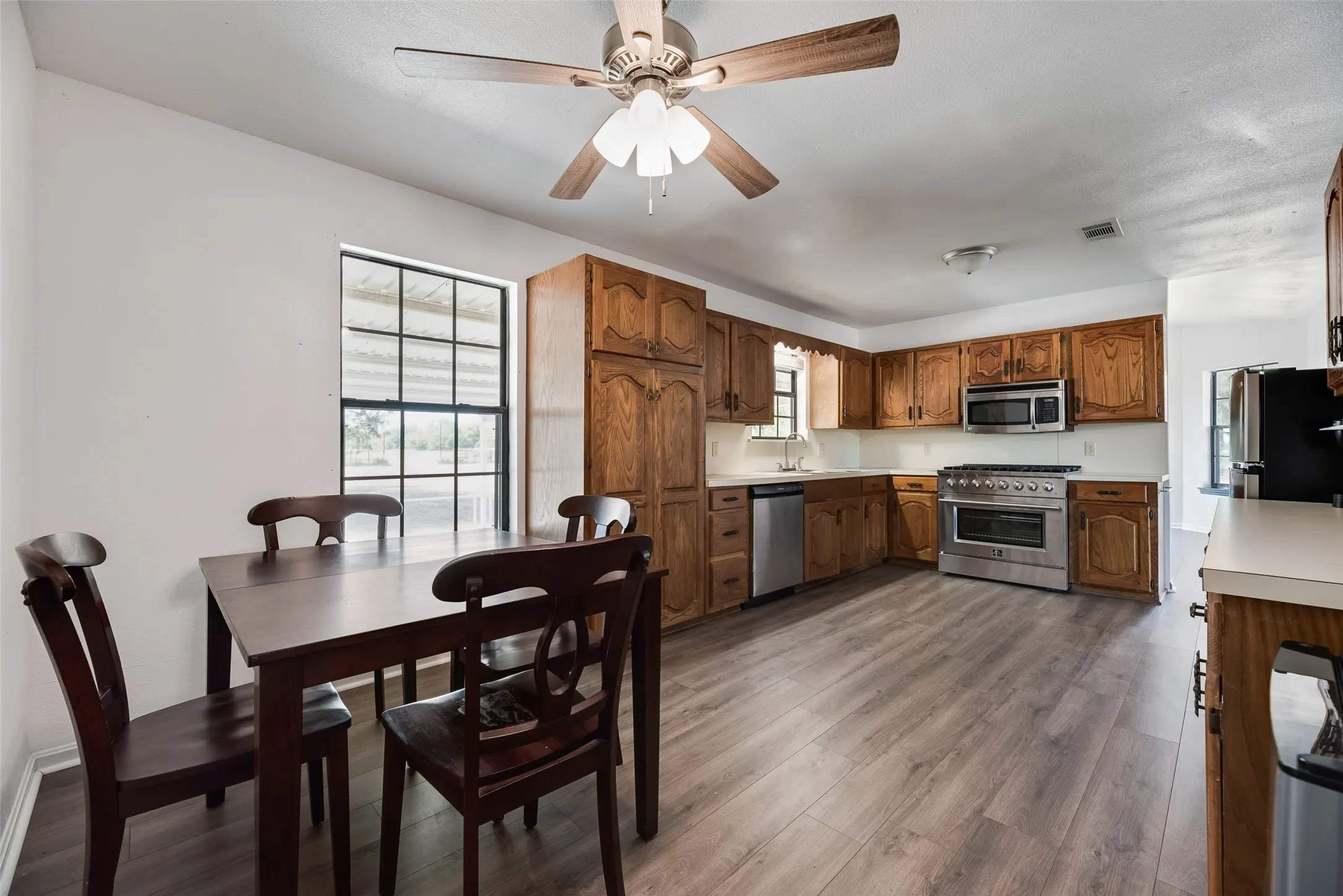 Farm For Sale in Kaufman County , 17450 Fm 2613, Kemp, Texas 75143, 3 Bedroom, 2 Bathroom, Garage spaces, 1,768 Sqft, built in 1992, mls#21364622, Real Estate Agent in Kemp, Homes For Sale in Kaufman county, Homes For Sale in Kemp, Realtor in Kemp Texas, Real Estate Brokerage Independent Realty Texas, Luminita Cordes Realtor