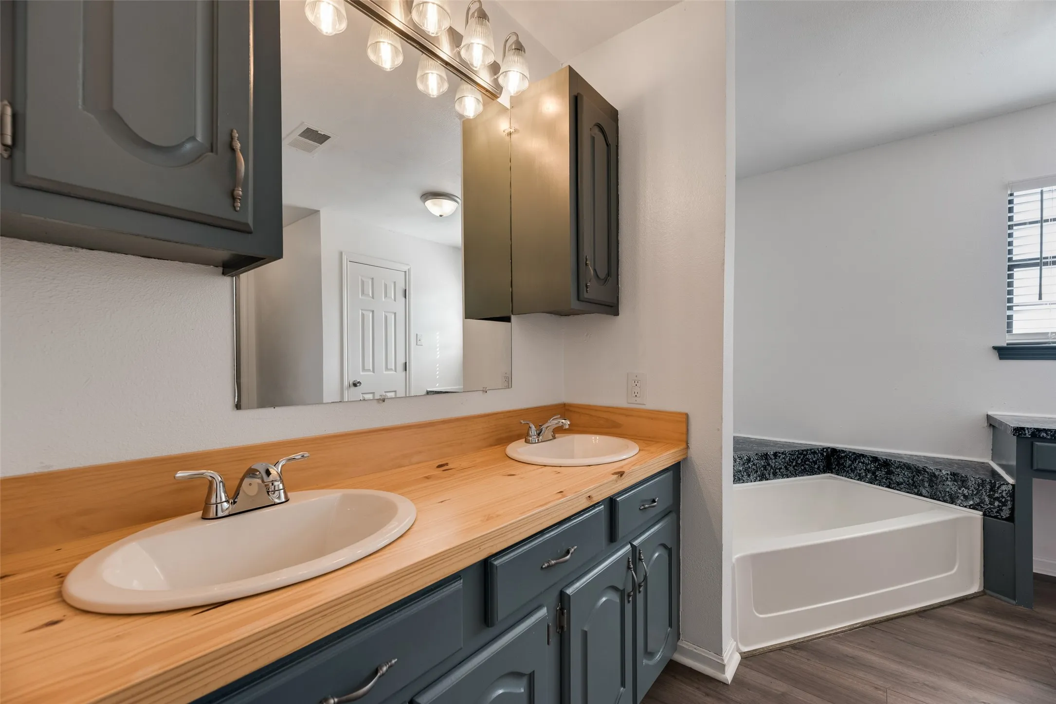 Farm For Sale in Kaufman County , 17450 Fm 2613, Kemp, Texas 75143, 3 Bedroom, 2 Bathroom, Garage spaces, 1,768 Sqft, built in 1992, mls#21364622, Real Estate Agent in Kemp, Homes For Sale in Kaufman county, Homes For Sale in Kemp, Realtor in Kemp Texas, Real Estate Brokerage Independent Realty Texas, Luminita Cordes Realtor