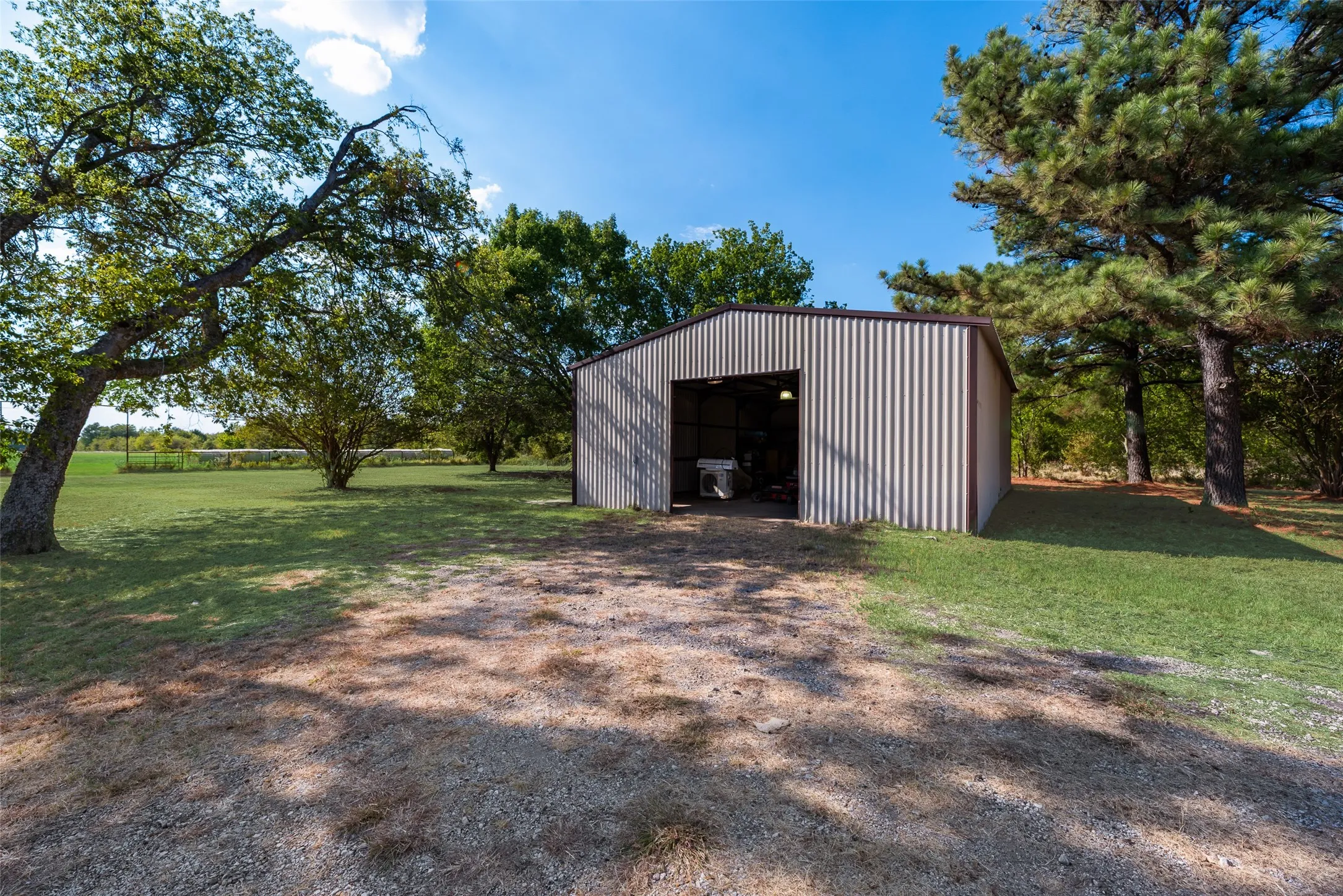 Farm For Sale in Kaufman County , 17450 Fm 2613, Kemp, Texas 75143, 3 Bedroom, 2 Bathroom, Garage spaces, 1,768 Sqft, built in 1992, mls#21364622, Real Estate Agent in Kemp, Homes For Sale in Kaufman county, Homes For Sale in Kemp, Realtor in Kemp Texas, Real Estate Brokerage Independent Realty Texas, Luminita Cordes Realtor