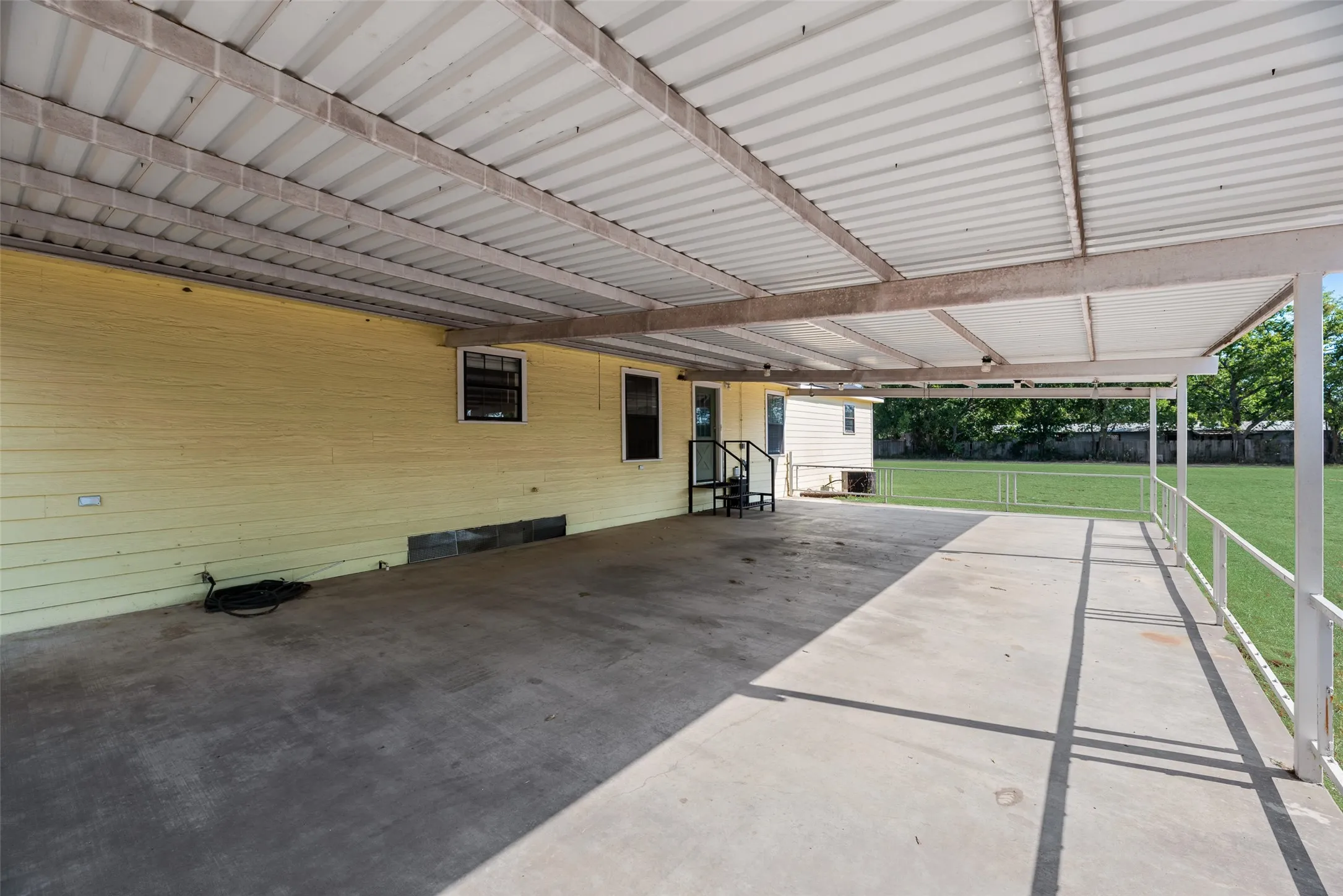 Farm For Sale in Kaufman County , 17450 Fm 2613, Kemp, Texas 75143, 3 Bedroom, 2 Bathroom, Garage spaces, 1,768 Sqft, built in 1992, mls#21364622, Real Estate Agent in Kemp, Homes For Sale in Kaufman county, Homes For Sale in Kemp, Realtor in Kemp Texas, Real Estate Brokerage Independent Realty Texas, Luminita Cordes Realtor