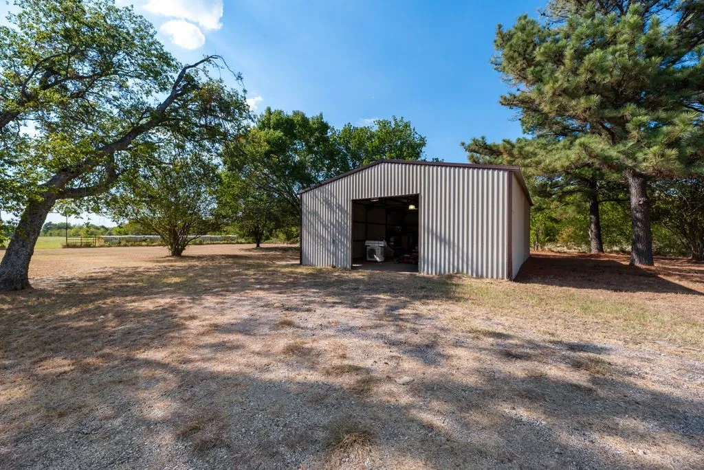 Farm For Sale in Kaufman County , 17450 Fm 2613, Kemp, Texas 75143, 3 Bedroom, 2 Bathroom, Garage spaces, 1,768 Sqft, built in 1992, mls#21364622, Real Estate Agent in Kemp, Homes For Sale in Kaufman county, Homes For Sale in Kemp, Realtor in Kemp Texas, Real Estate Brokerage Independent Realty Texas, Luminita Cordes Realtor