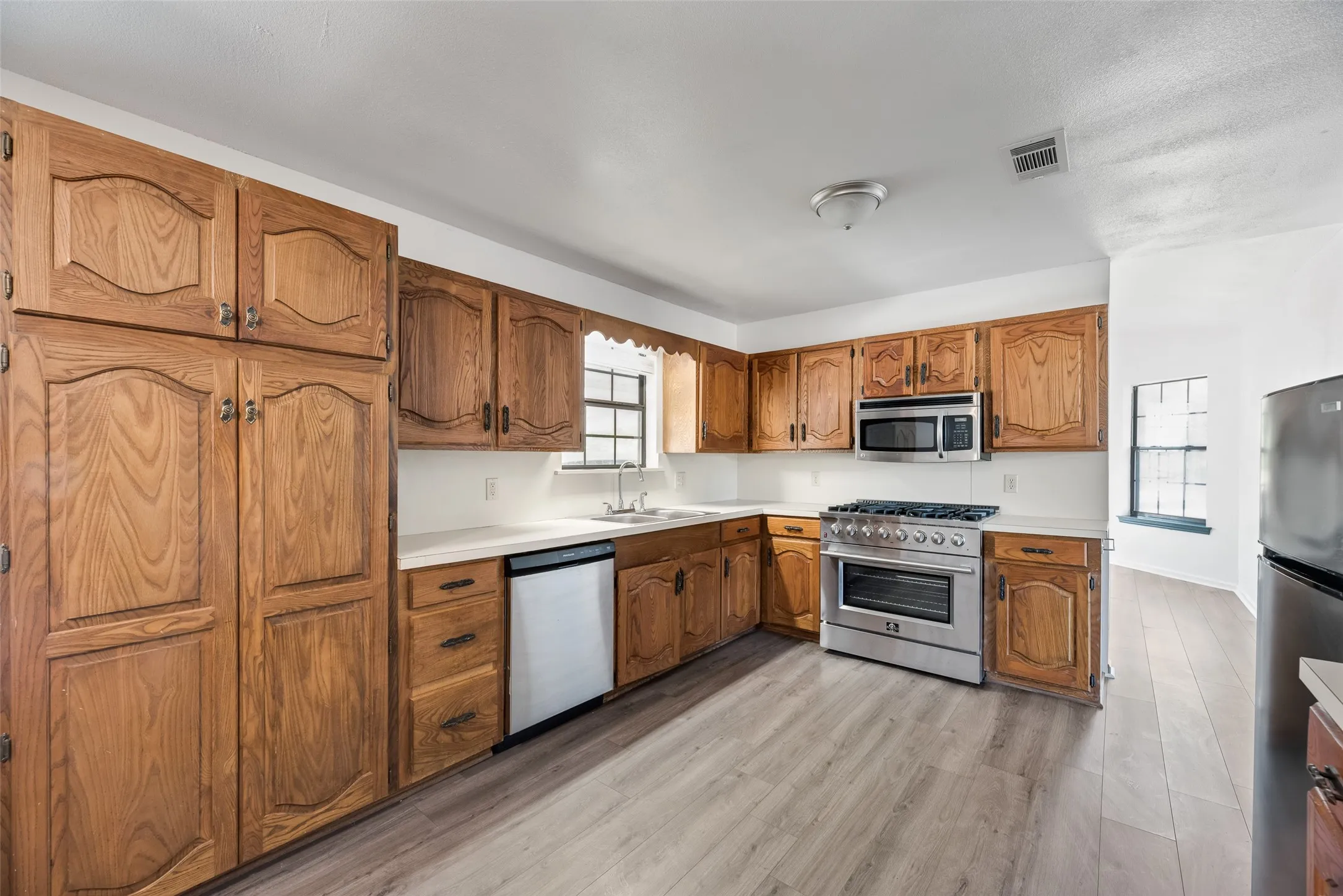 Farm For Sale in Kaufman County , 17450 Fm 2613, Kemp, Texas 75143, 3 Bedroom, 2 Bathroom, Garage spaces, 1,768 Sqft, built in 1992, mls#21364622, Real Estate Agent in Kemp, Homes For Sale in Kaufman county, Homes For Sale in Kemp, Realtor in Kemp Texas, Real Estate Brokerage Independent Realty Texas, Luminita Cordes Realtor