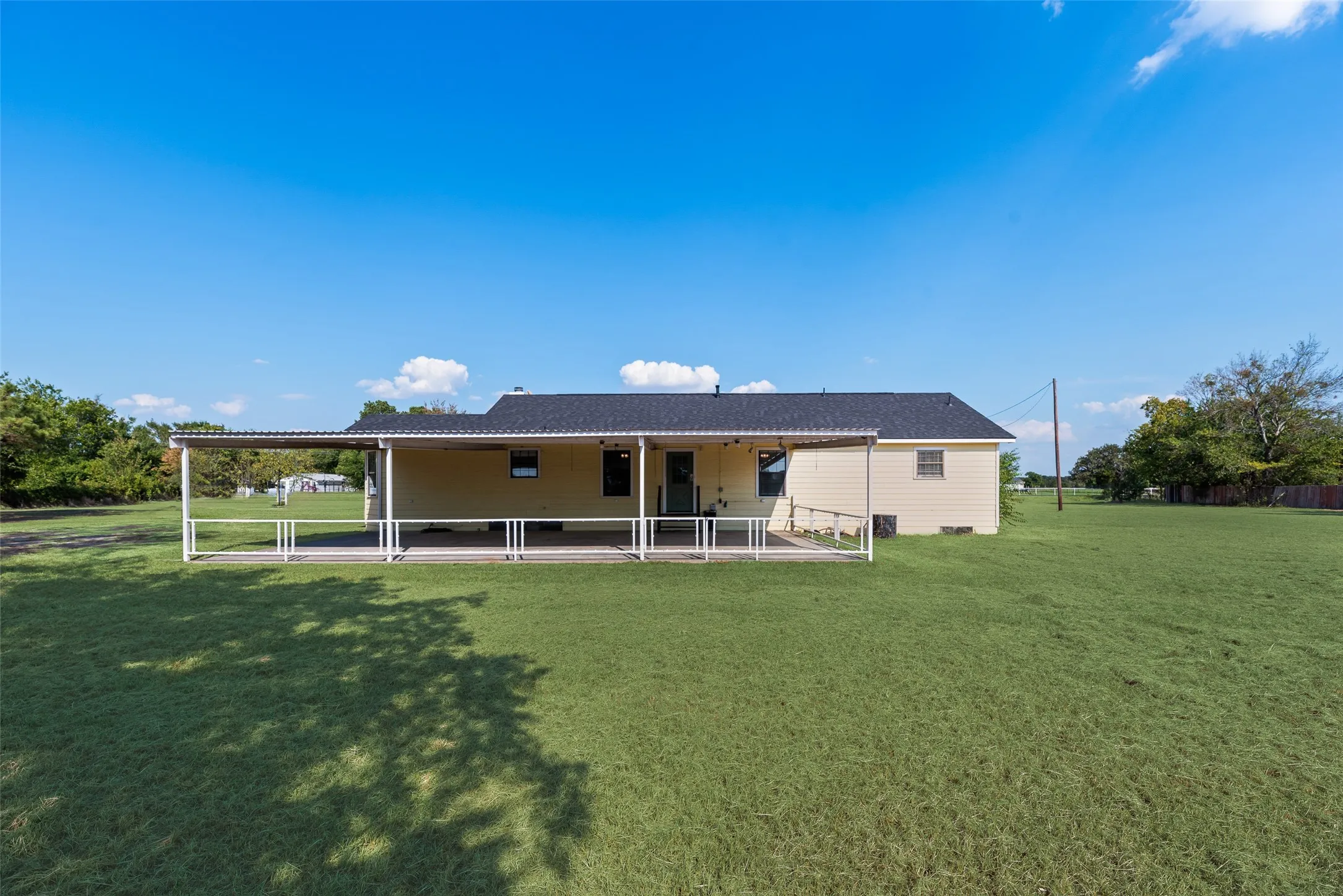 Farm For Sale in Kaufman County , 17450 Fm 2613, Kemp, Texas 75143, 3 Bedroom, 2 Bathroom, Garage spaces, 1,768 Sqft, built in 1992, mls#21364622, Real Estate Agent in Kemp, Homes For Sale in Kaufman county, Homes For Sale in Kemp, Realtor in Kemp Texas, Real Estate Brokerage Independent Realty Texas, Luminita Cordes Realtor