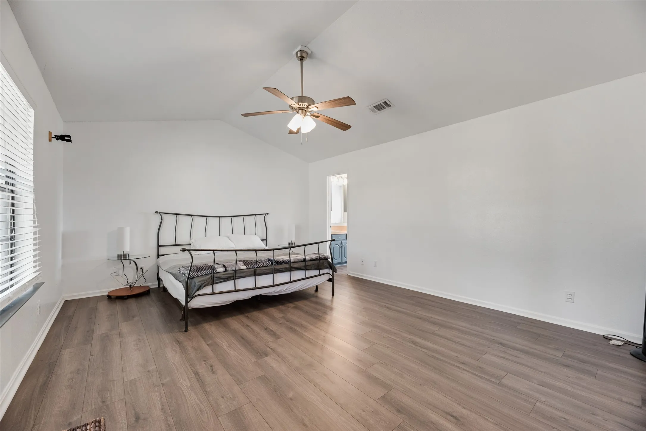Farm For Sale in Kaufman County , 17450 Fm 2613, Kemp, Texas 75143, 3 Bedroom, 2 Bathroom, Garage spaces, 1,768 Sqft, built in 1992, mls#21364622, Real Estate Agent in Kemp, Homes For Sale in Kaufman county, Homes For Sale in Kemp, Realtor in Kemp Texas, Real Estate Brokerage Independent Realty Texas, Luminita Cordes Realtor