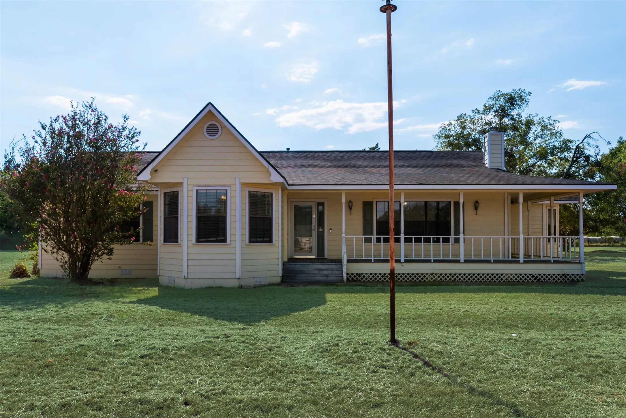 Farm For Sale in Kaufman County , 17450 Fm 2613, Kemp, Texas 75143, 3 Bedroom, 2 Bathroom, Garage spaces, 1,768 Sqft, built in 1992, mls#21364622, Real Estate Agent in Kemp, Homes For Sale in Kaufman county, Homes For Sale in Kemp, Realtor in Kemp Texas, Real Estate Brokerage Independent Realty Texas, Luminita Cordes Realtor